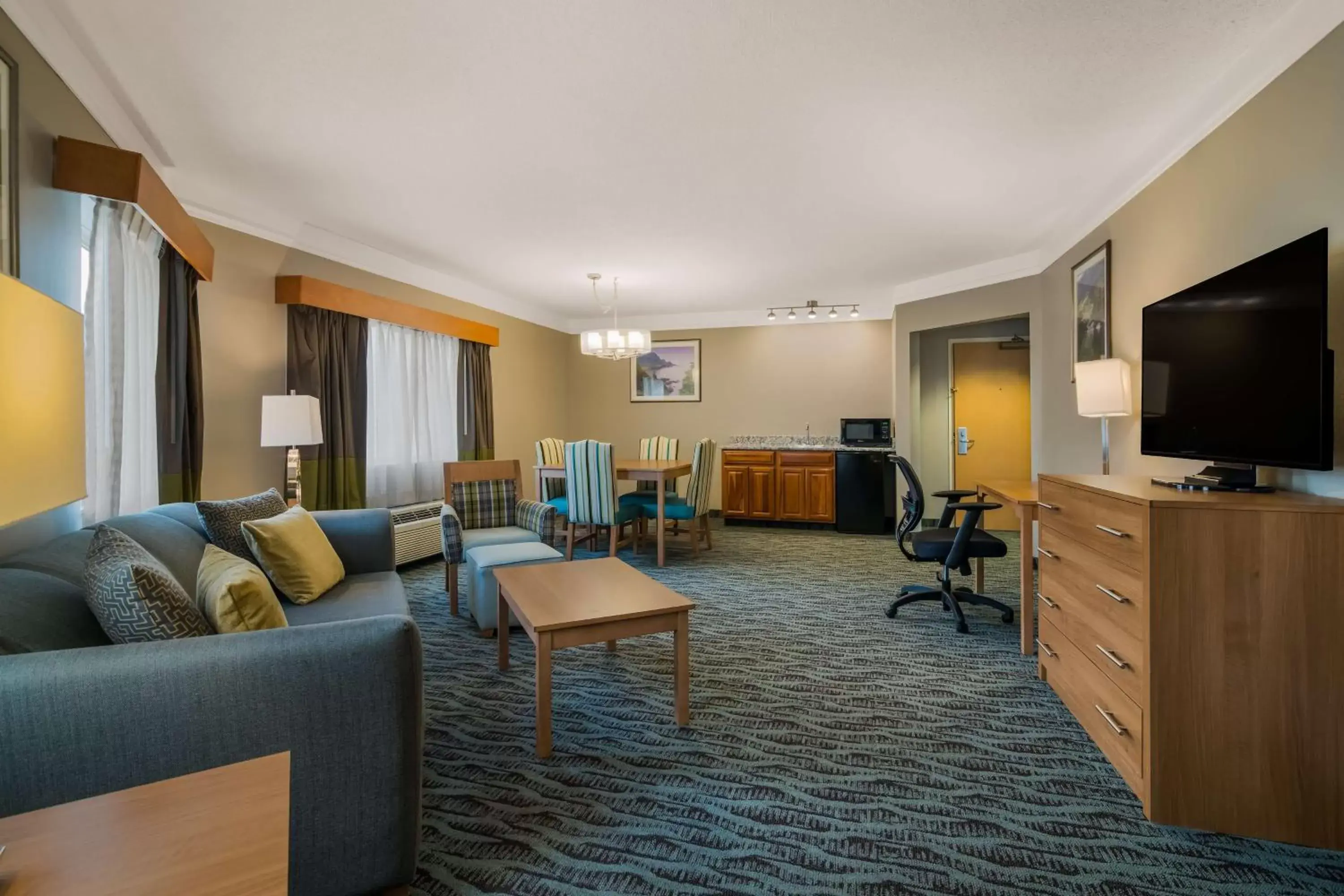 Bedroom, Seating Area in Best Western PLUS Executive Court Inn & Conference Center