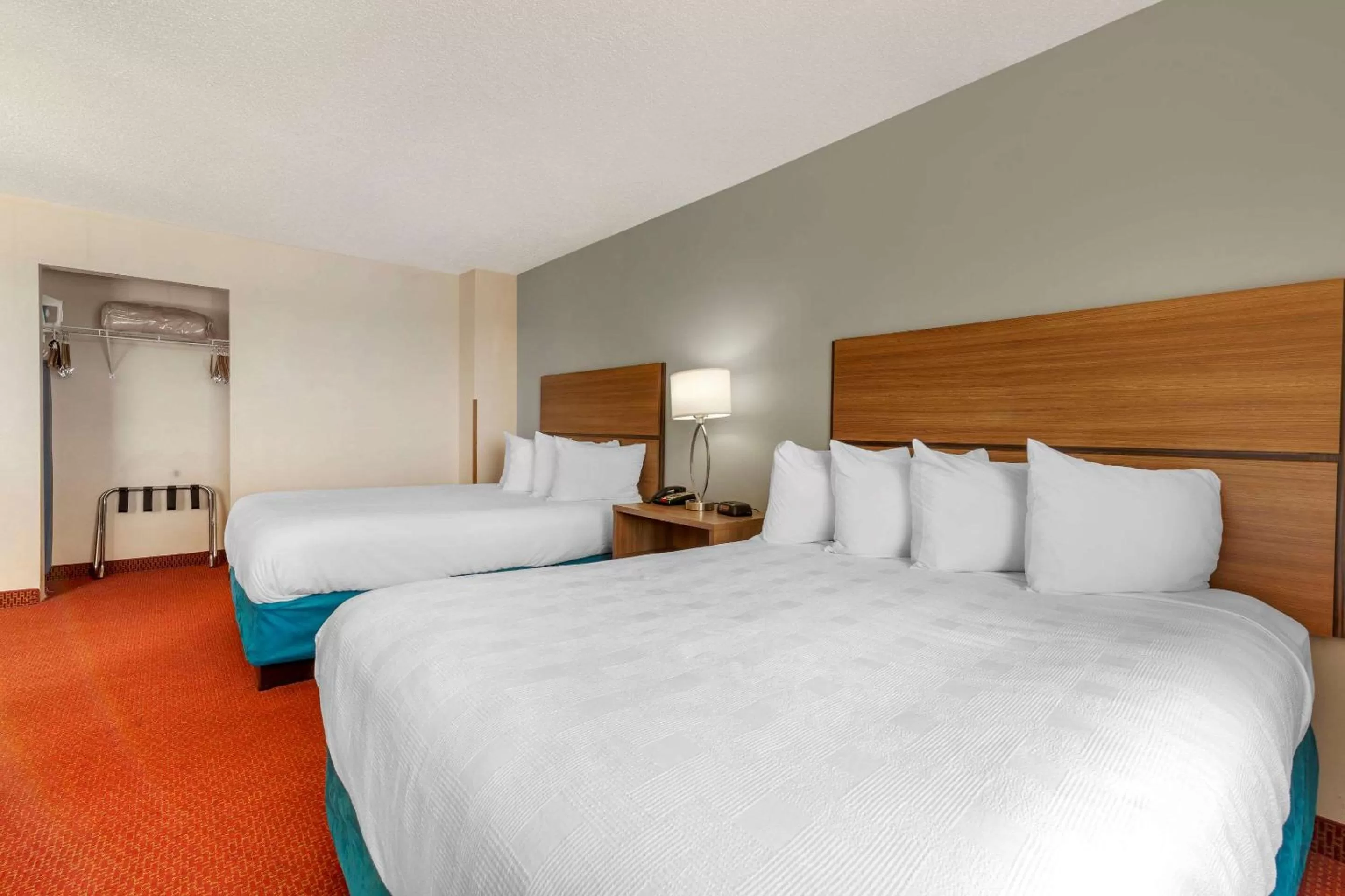 Bedroom, Bed in MainStay Suites Dubuque at Hwy 20