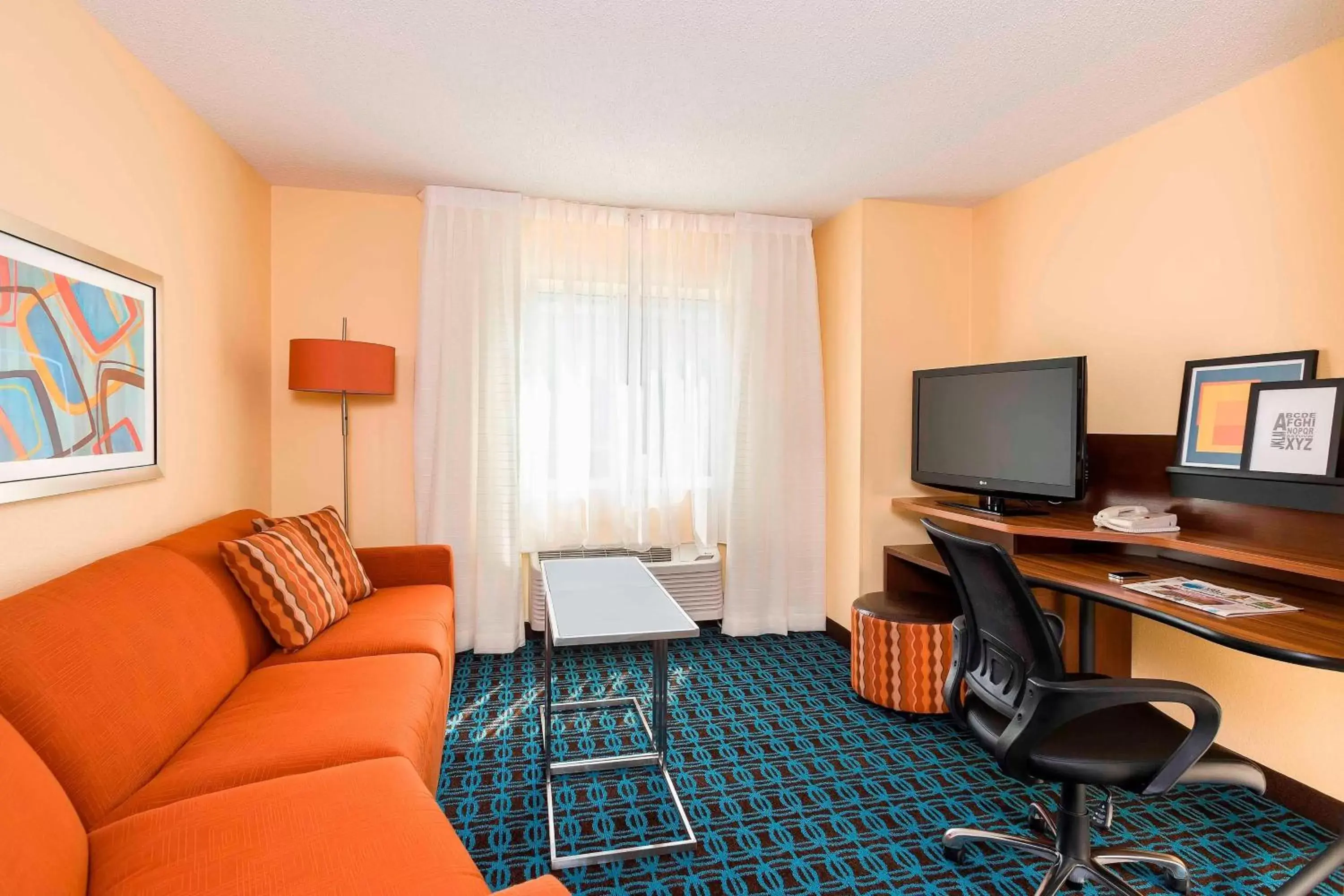 Living room, TV/Entertainment Center in Fairfield Inn & Suites Mansfield Ontario