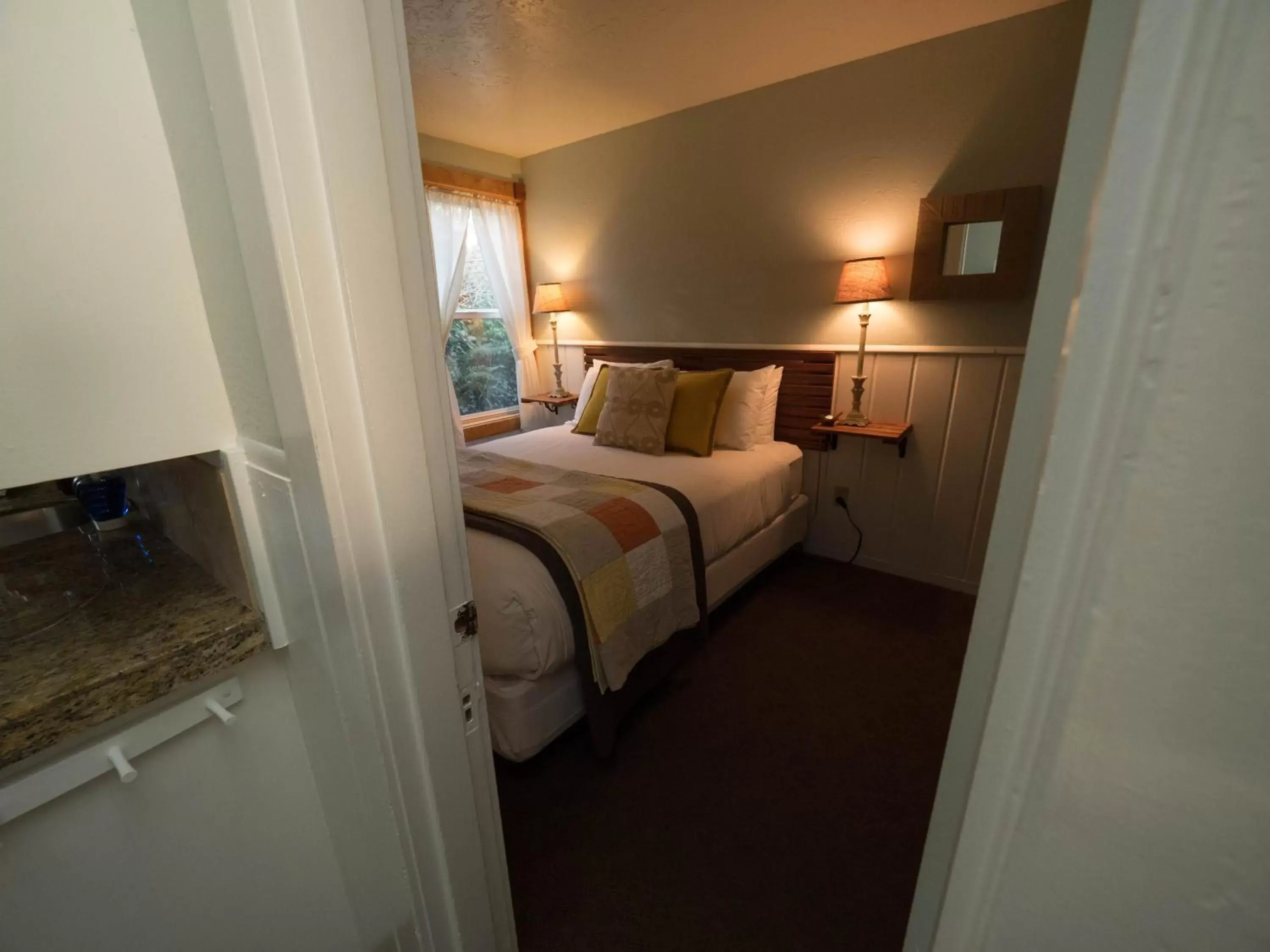 Bedroom, Bed in Agate Beach Motel