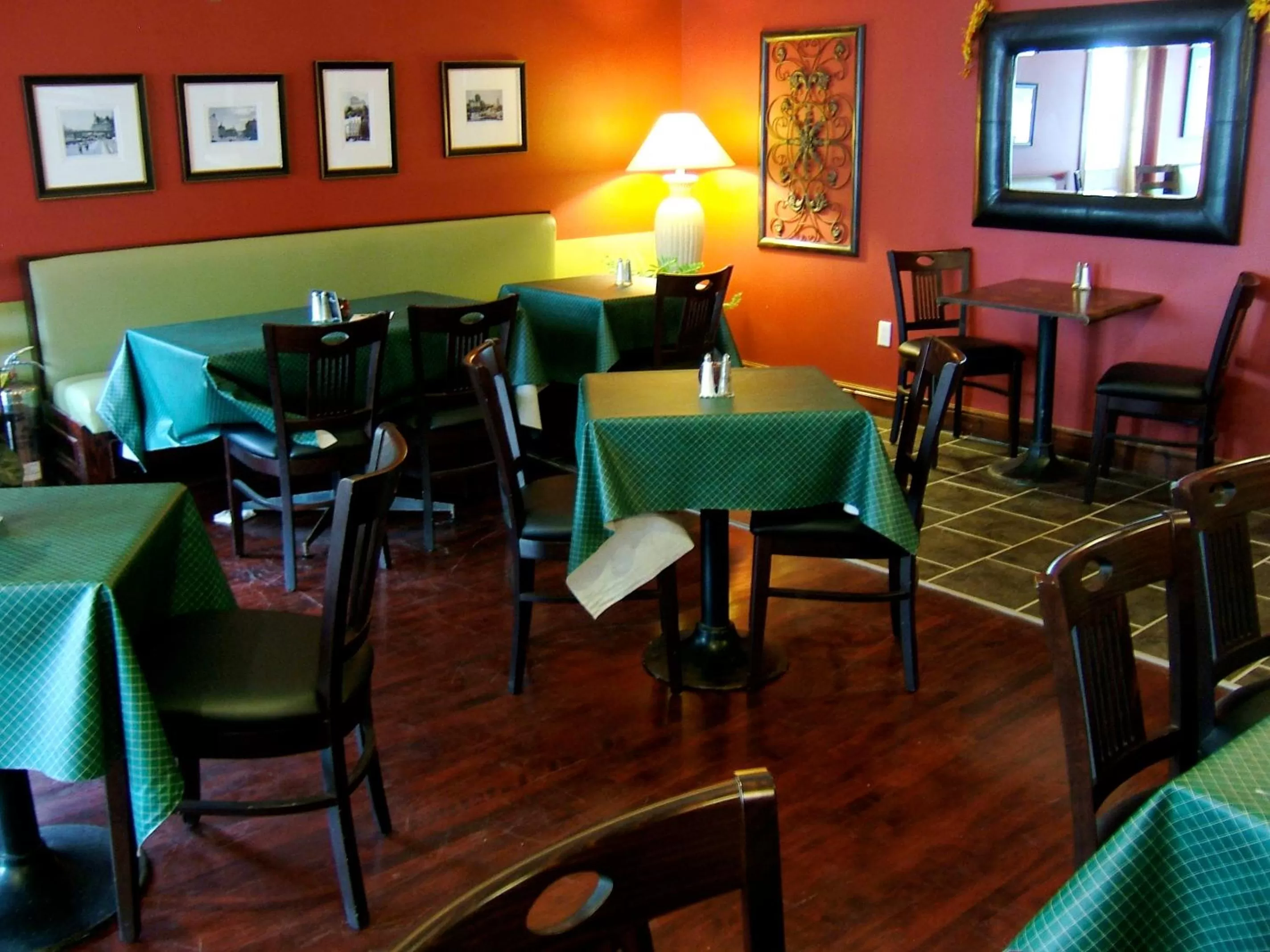 Restaurant/places to eat in Dominion Hotel