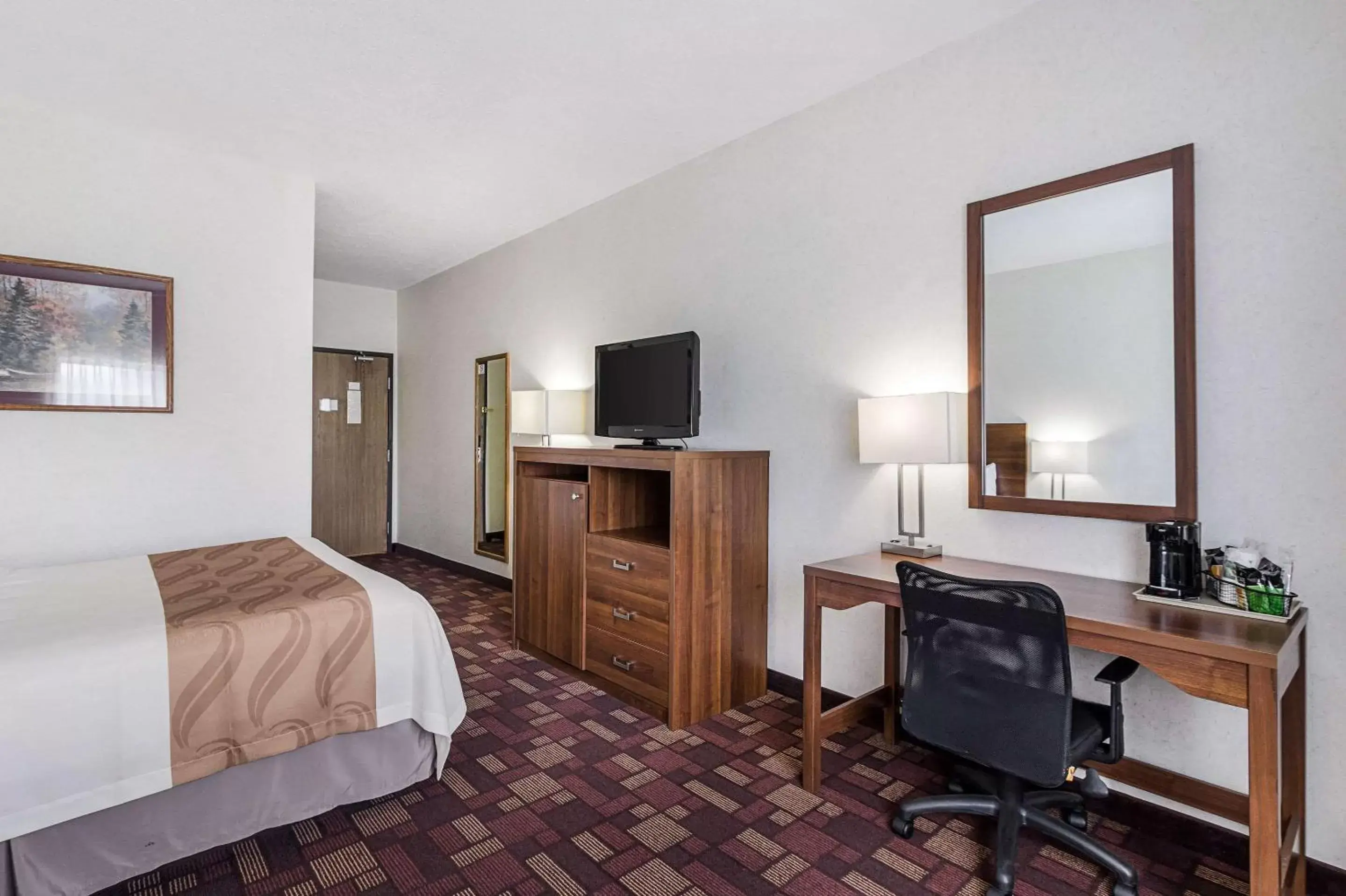 Photo of the whole room, TV/Entertainment Center in Econo Lodge Luverne I-90