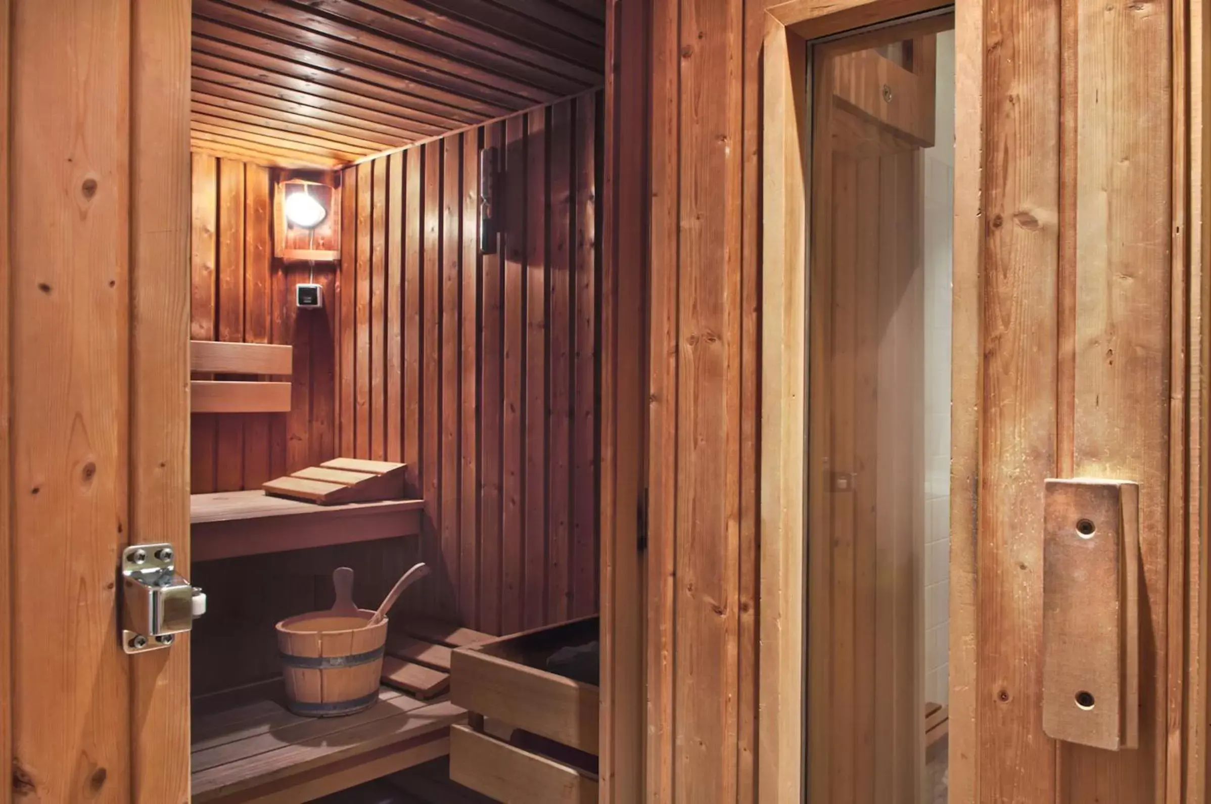 Spa and wellness centre/facilities, Bathroom in Best Western Plus Paris Saclay (ex: Val de Bièvre)