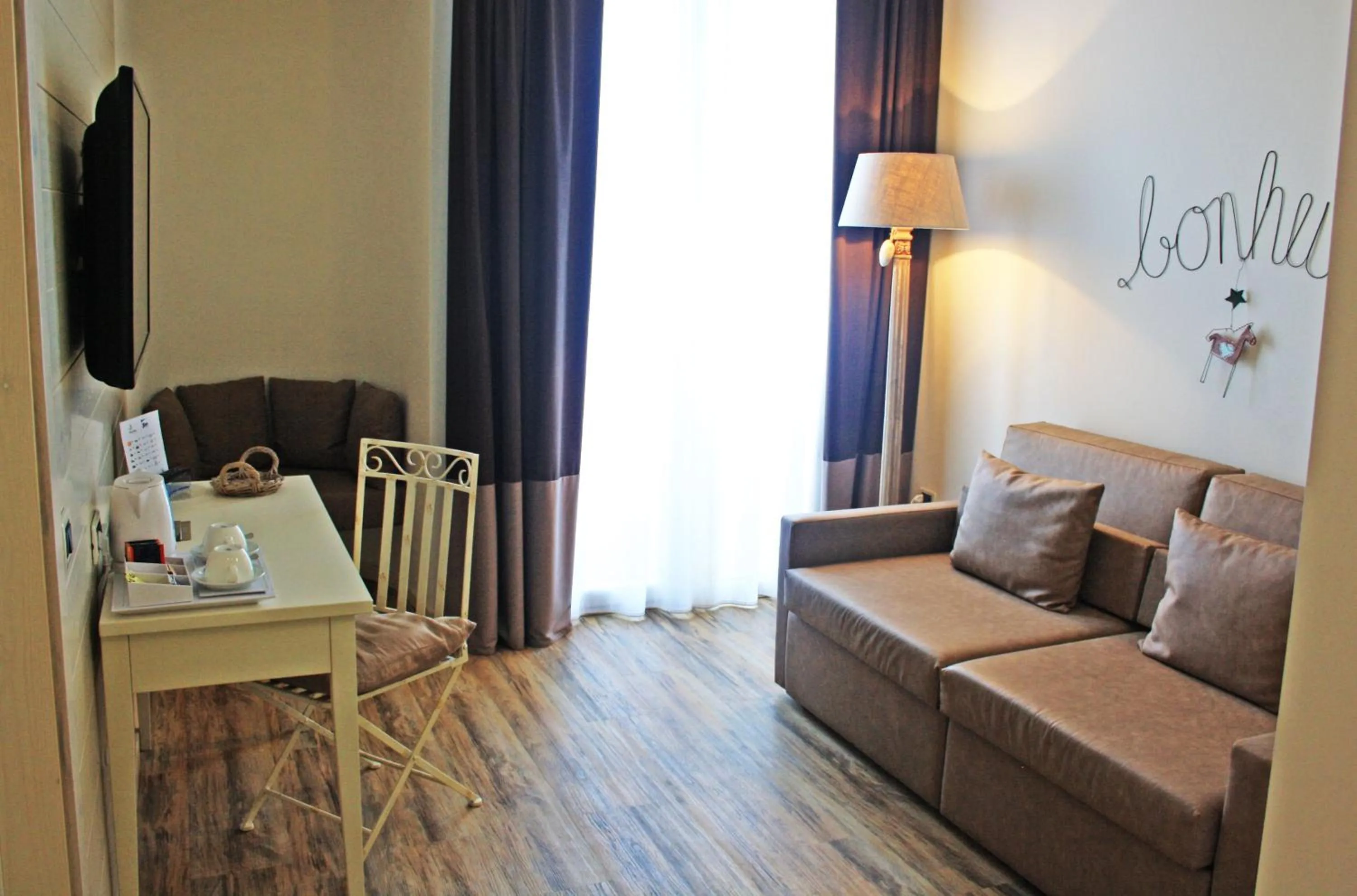 Photo of the whole room in Hotel Universal