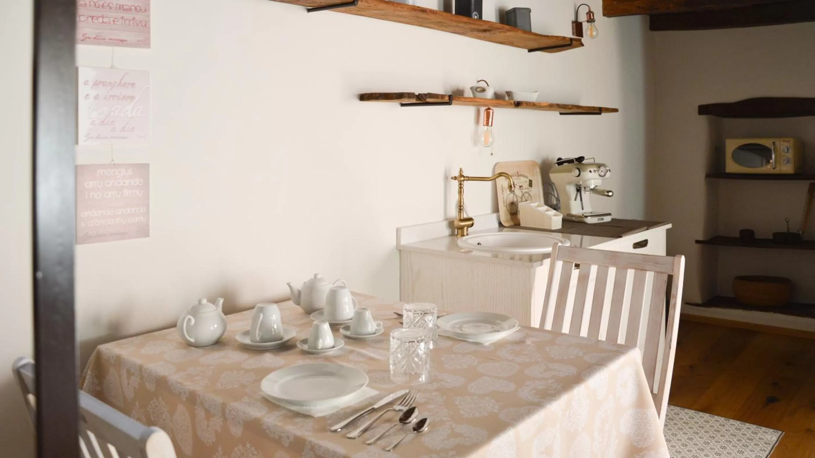 Kitchen or kitchenette in B&B e Home Restaurant S'ispera Monolocale uso esclusivo
