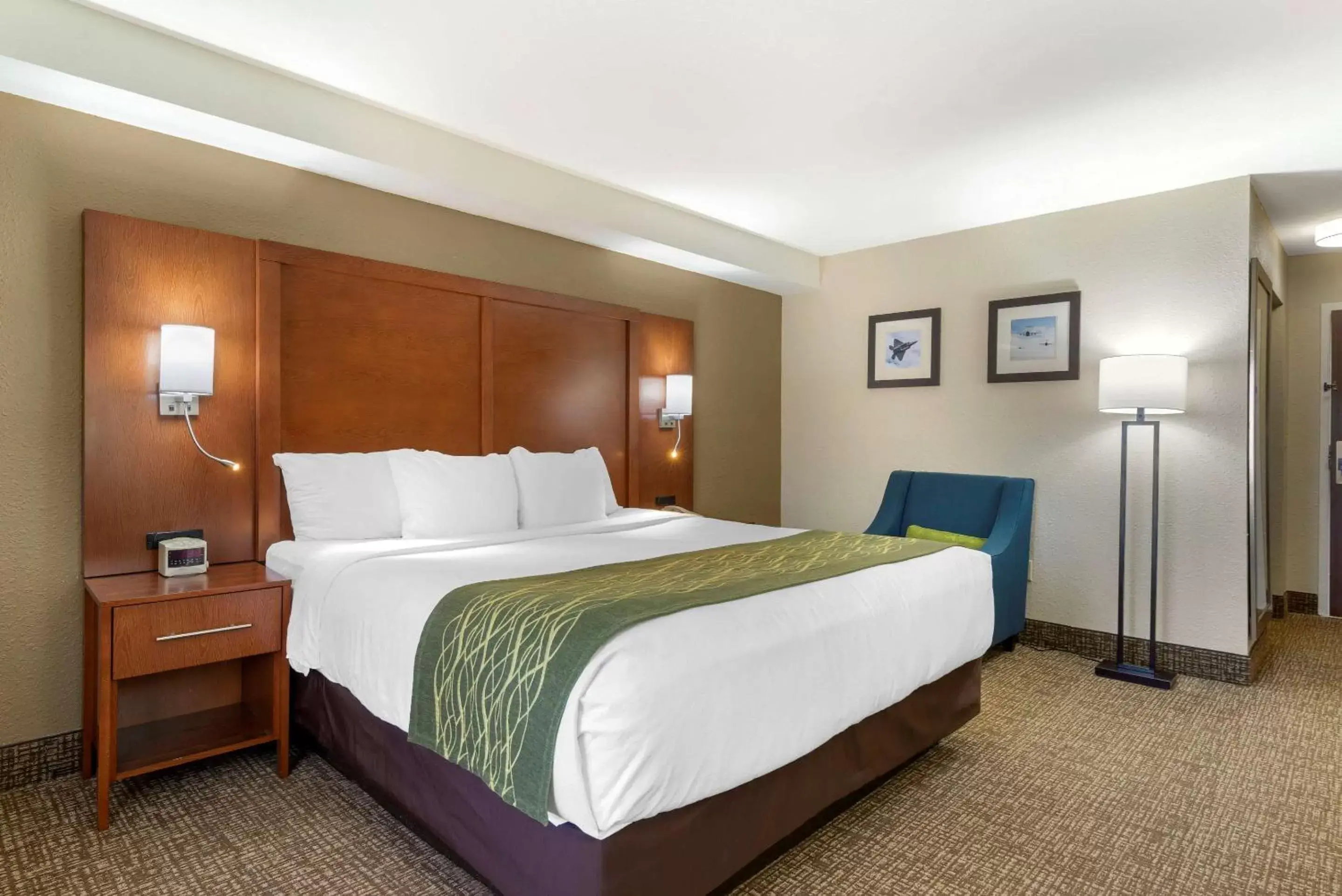 Bedroom, Bed in Comfort Inn & Suites - near Robins Air Force Base Main Gate