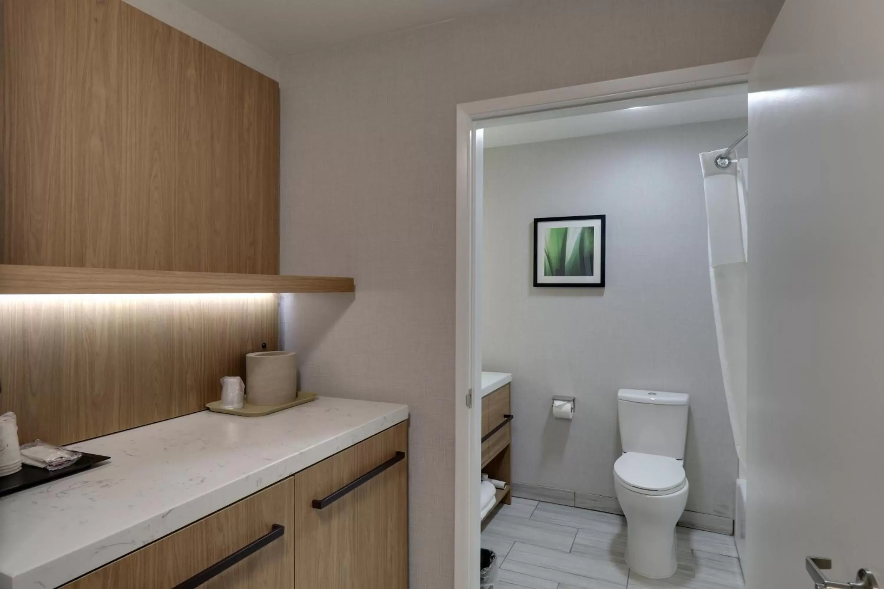 Toilet, Bathroom in Modesto Hotel - Gateway to Yosemite