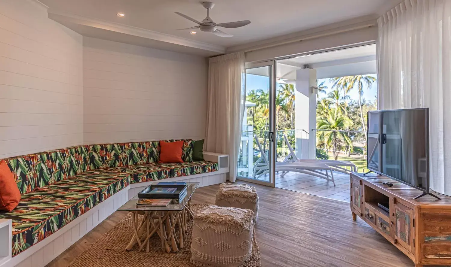 Deluxe Two-Bedroom Apartment with Ocean View in Beaches Holiday Apartments - Official Onsite Reception & Check In Deluxe Two-Bedroom Apartment with Ocean View in Beaches Holiday Apartments - Official Onsite Reception & Check In