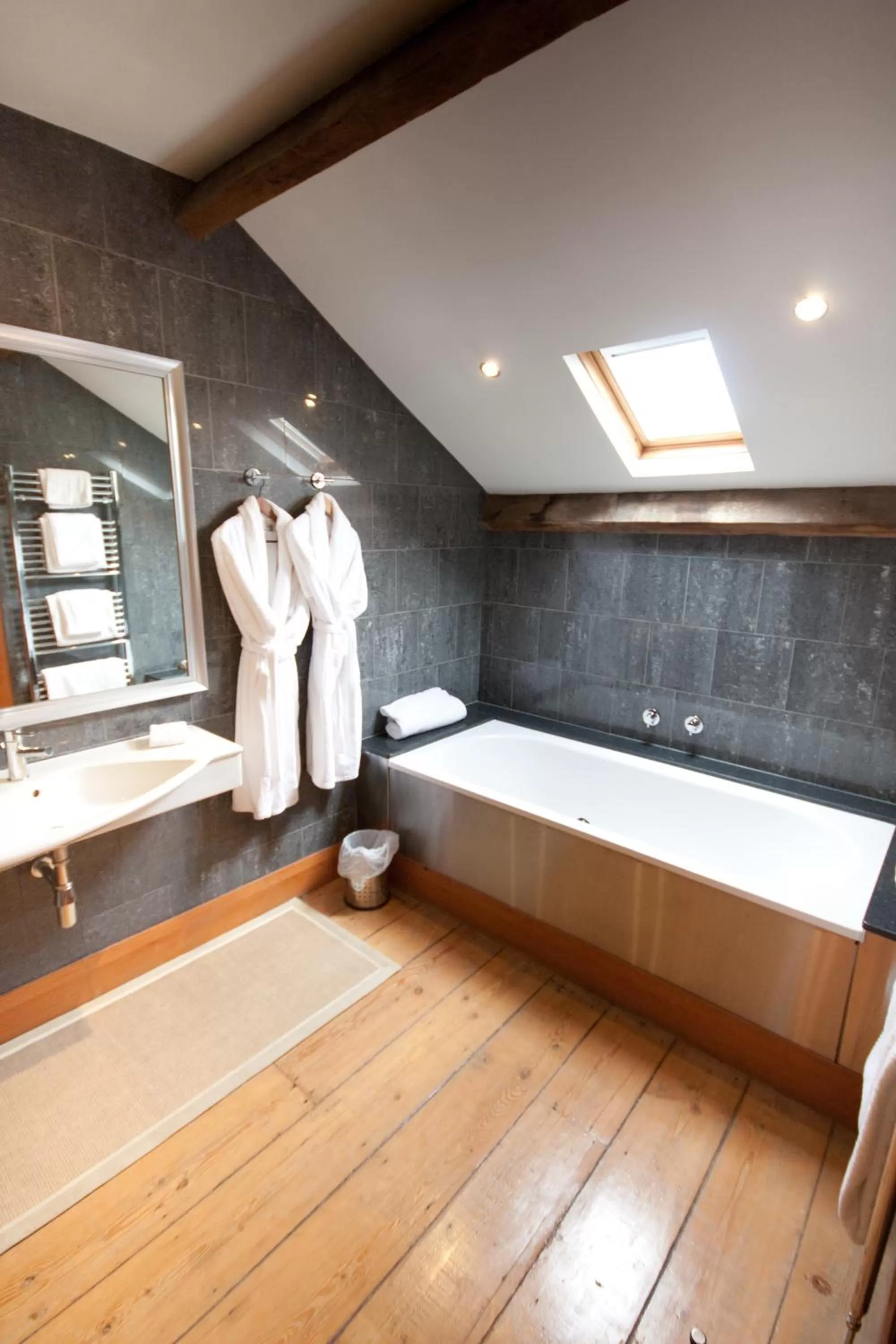 Bathroom, Bed in The Cawdor