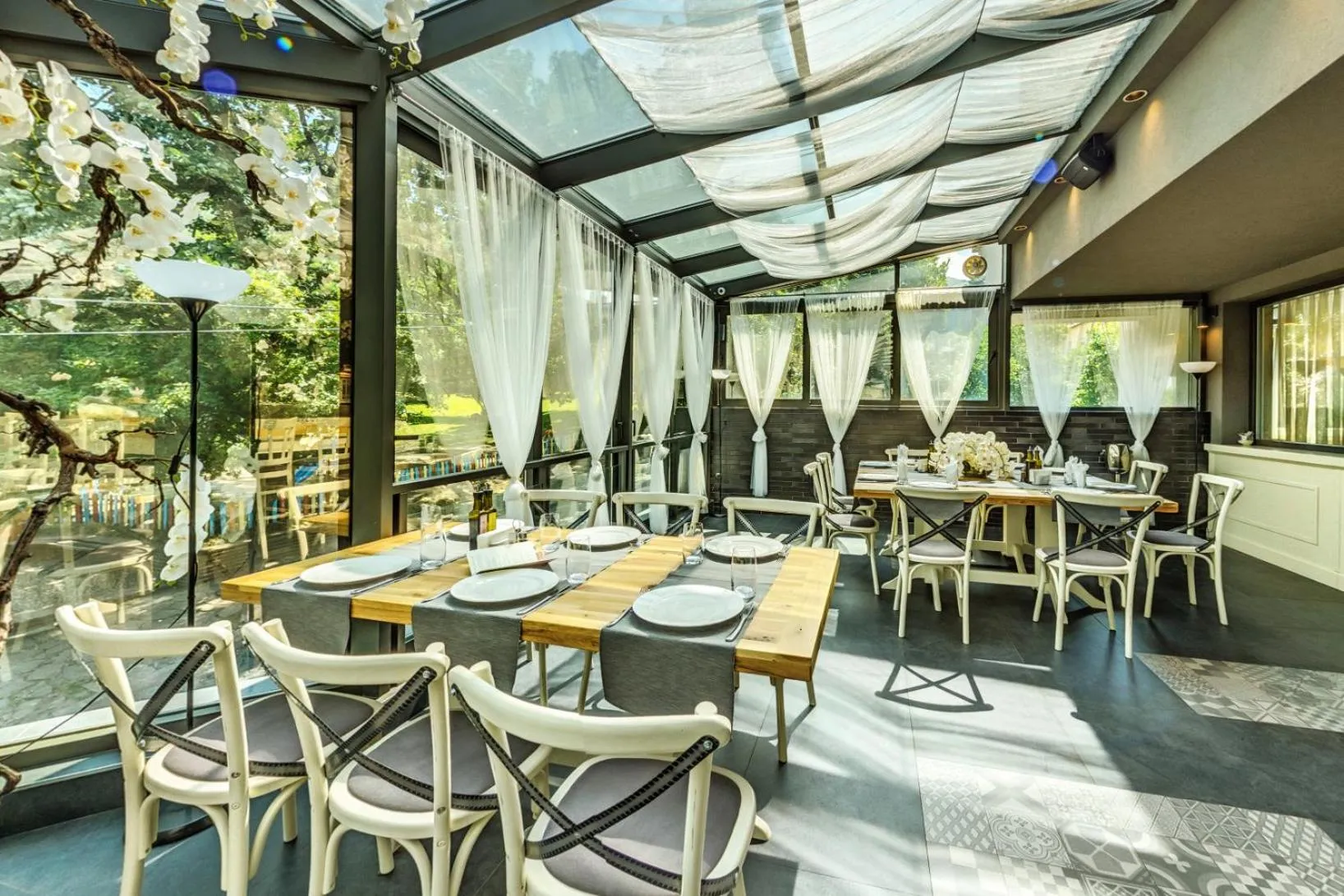 Restaurant/places to eat in All Seasons Residence Design Hotel - Free parking