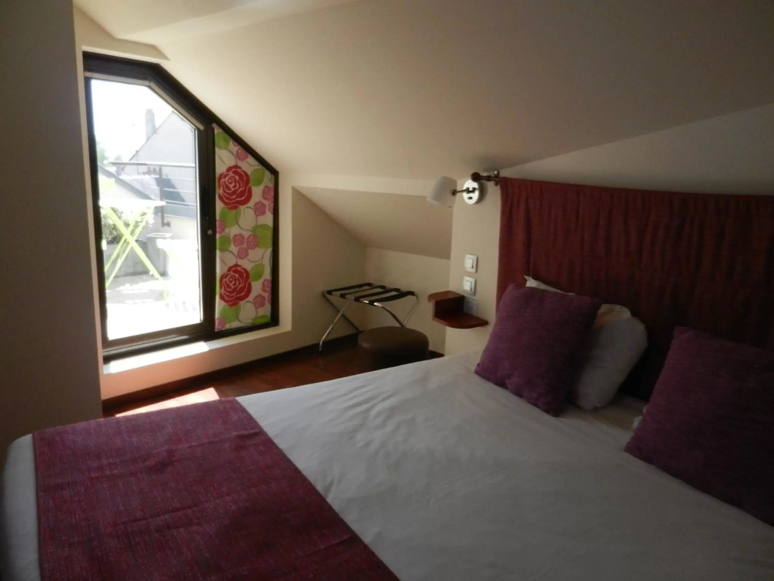 Bed in L'HÔTEL de CHARTRES