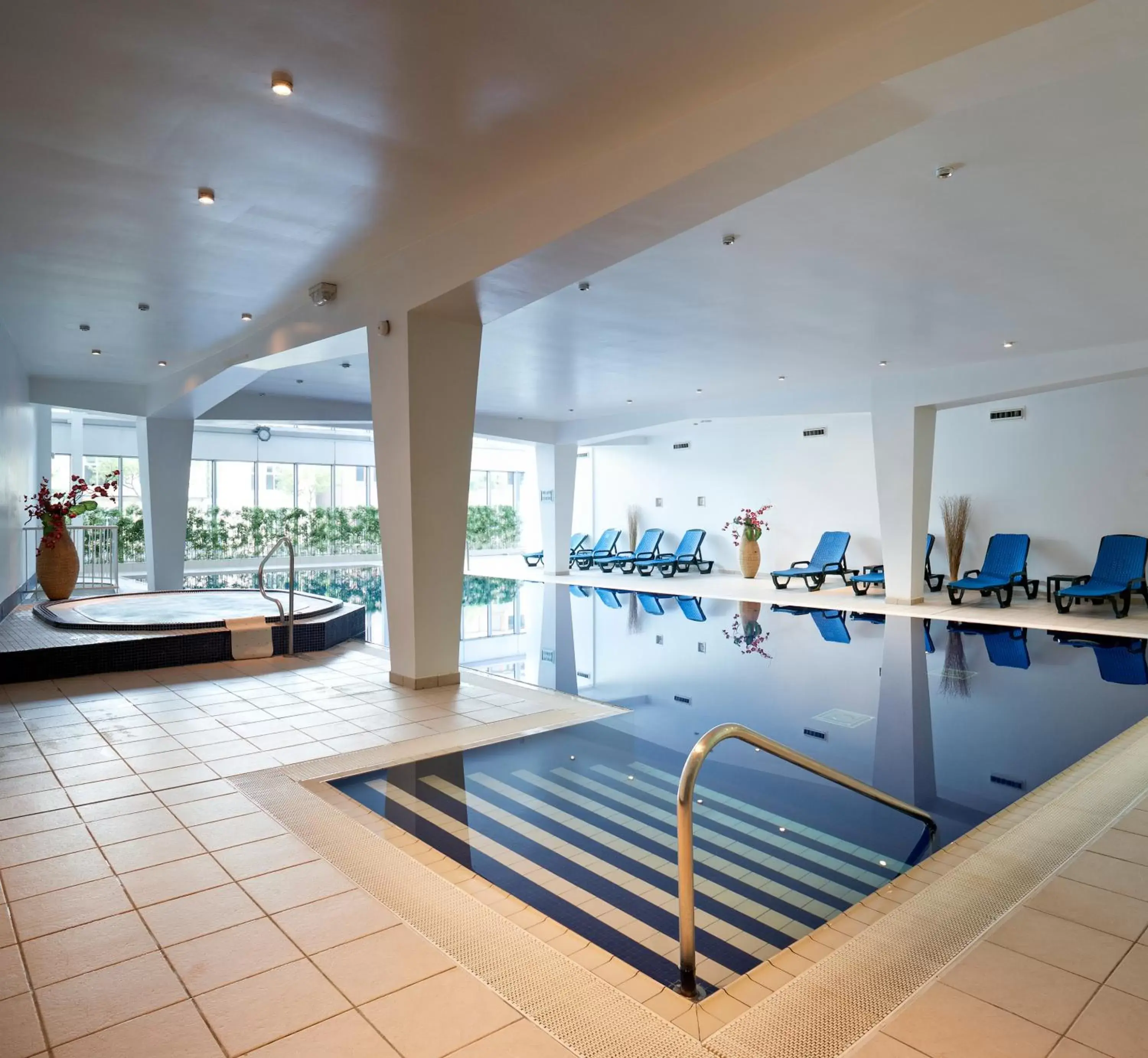 Swimming Pool in Mercure Cardiff Holland House Hotel & Spa