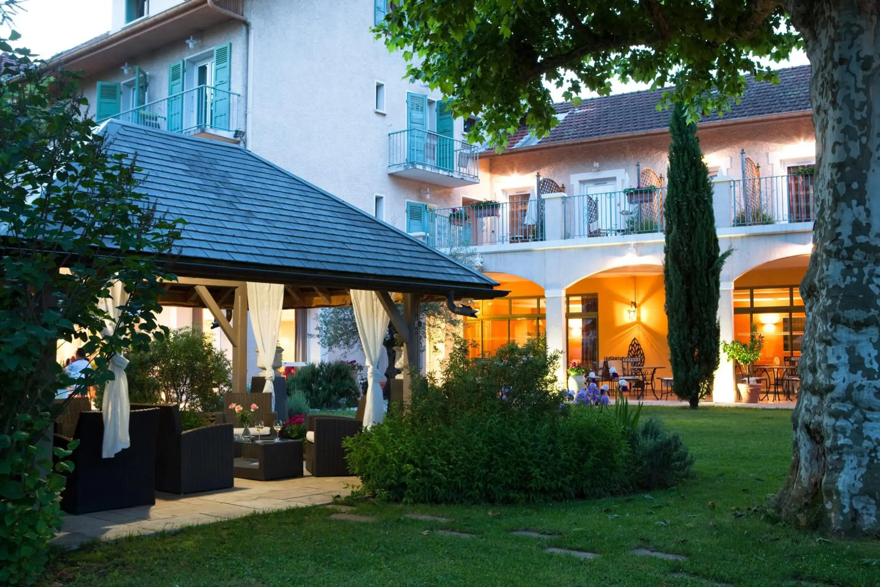 Patio, Property Building in Logis Auberge Saint Simond