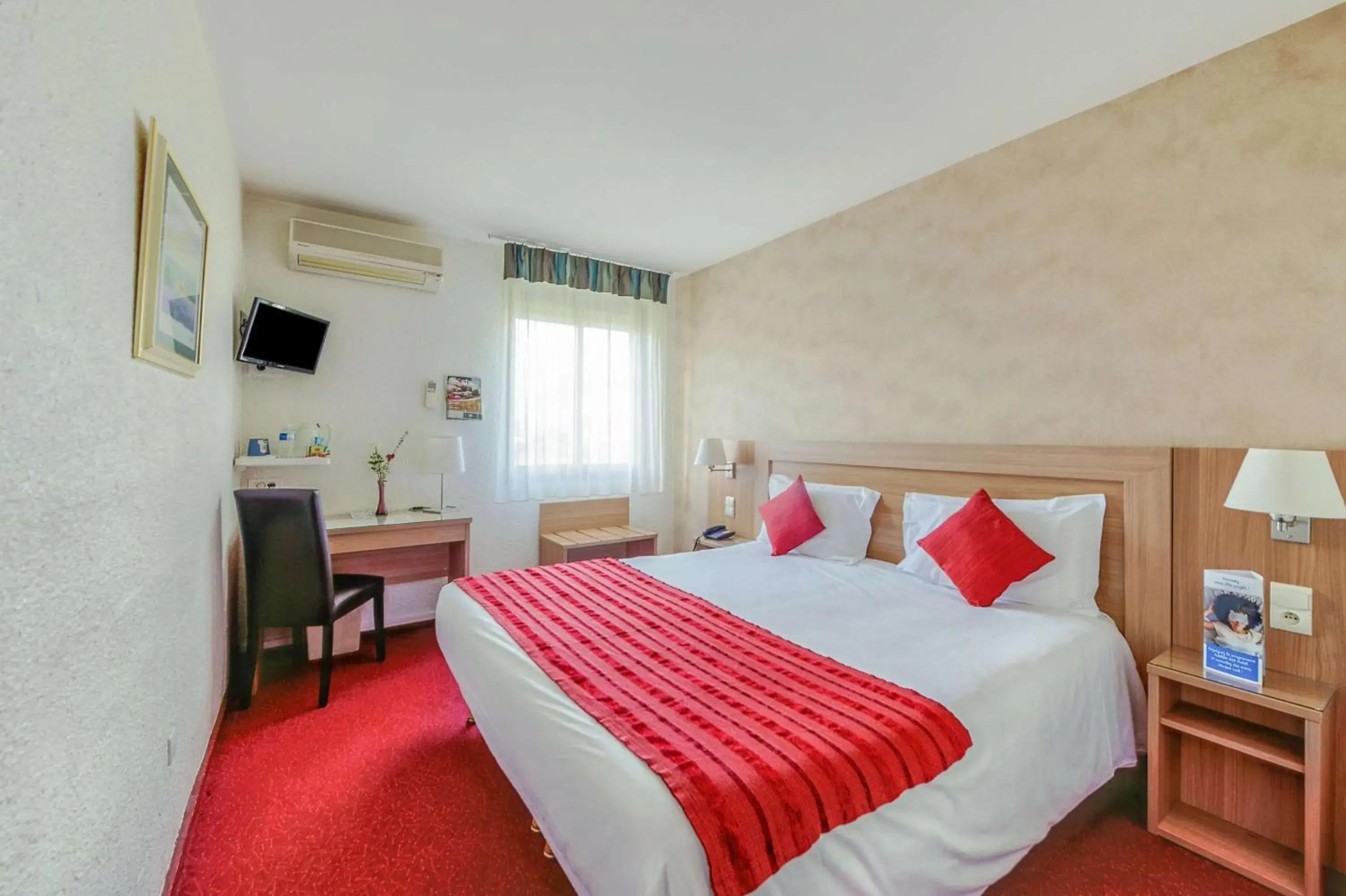Bedroom, Bed in Brit Hotel Confort Castres