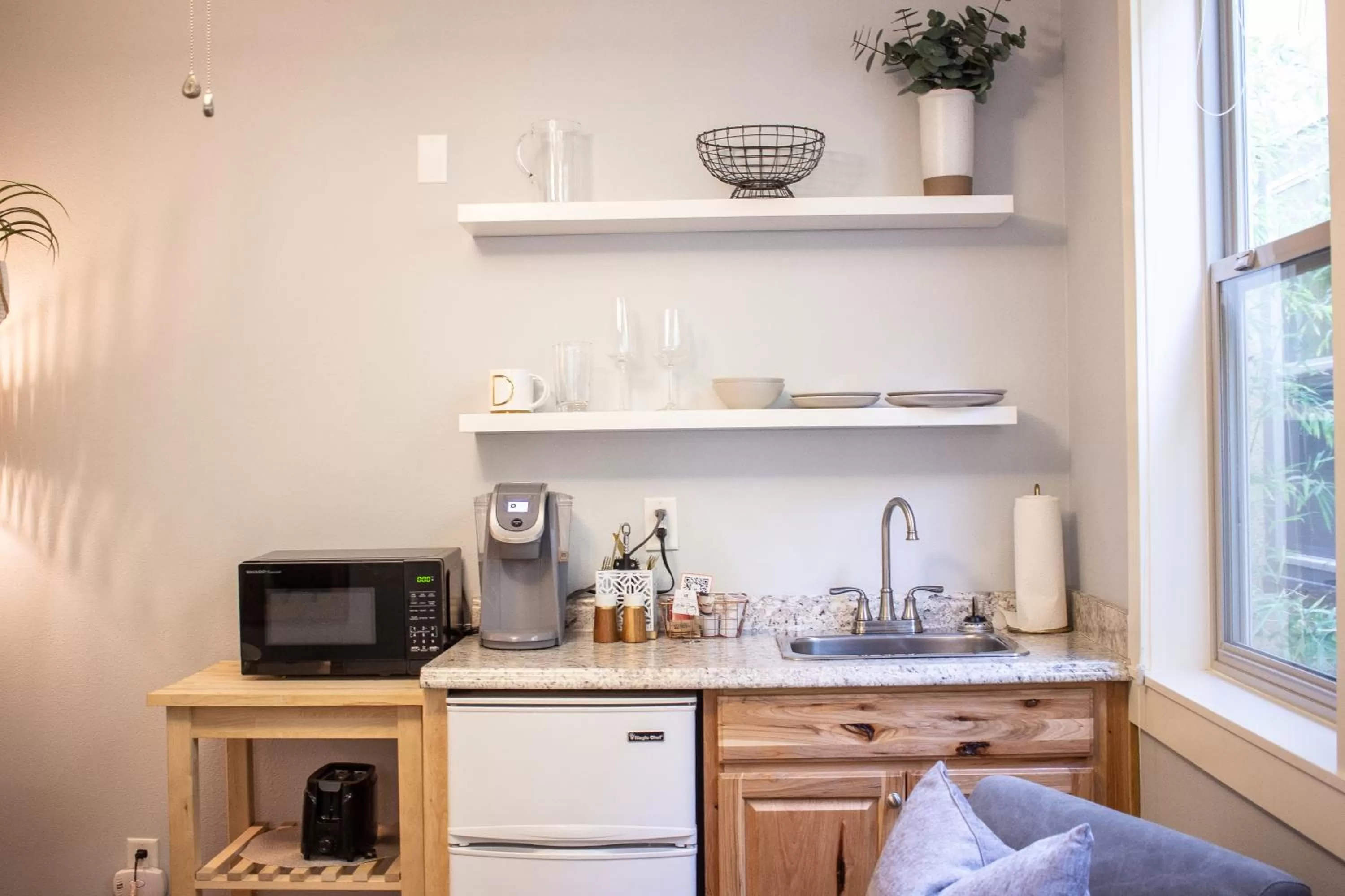 Coffee/tea facilities, Kitchen/Kitchenette in Douglas On Third