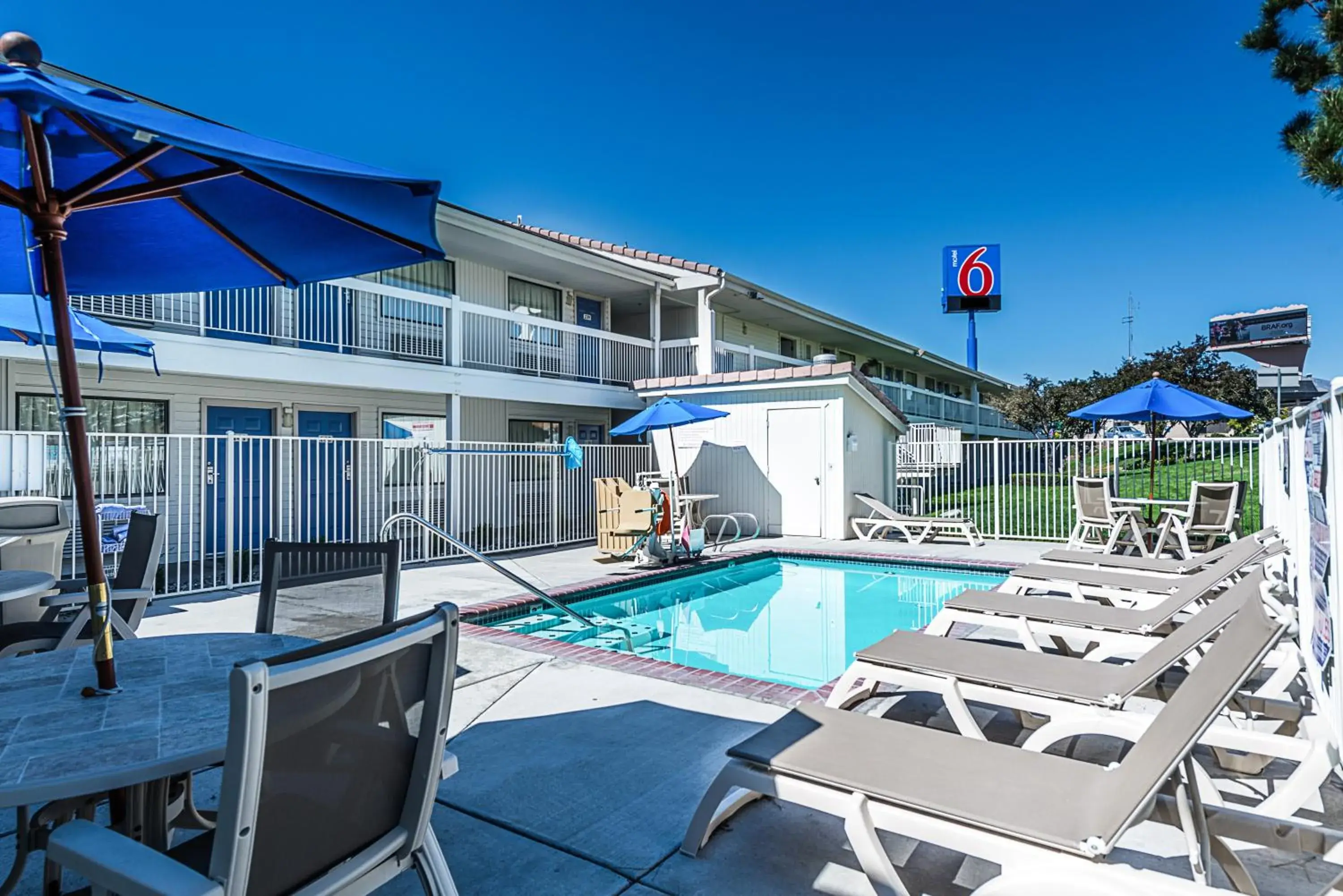Swimming pool, Property Building in Motel 6-Sparks, NV - Airport - Sparks