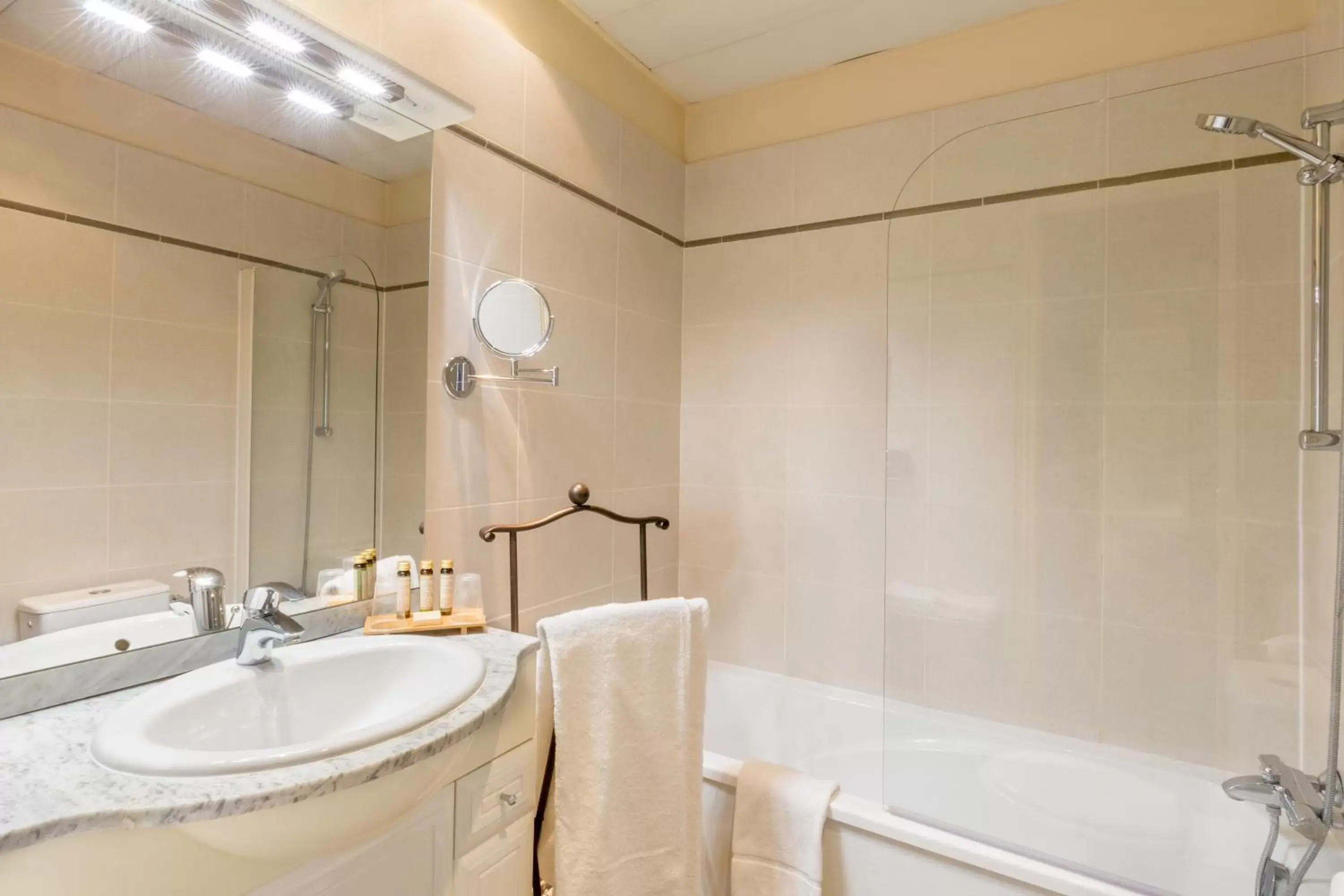 Bathroom in Hôtel Le Maxime - Best Western Signature Collection Bathroom in Hôtel Le Maxime - Best Western Signature Collection