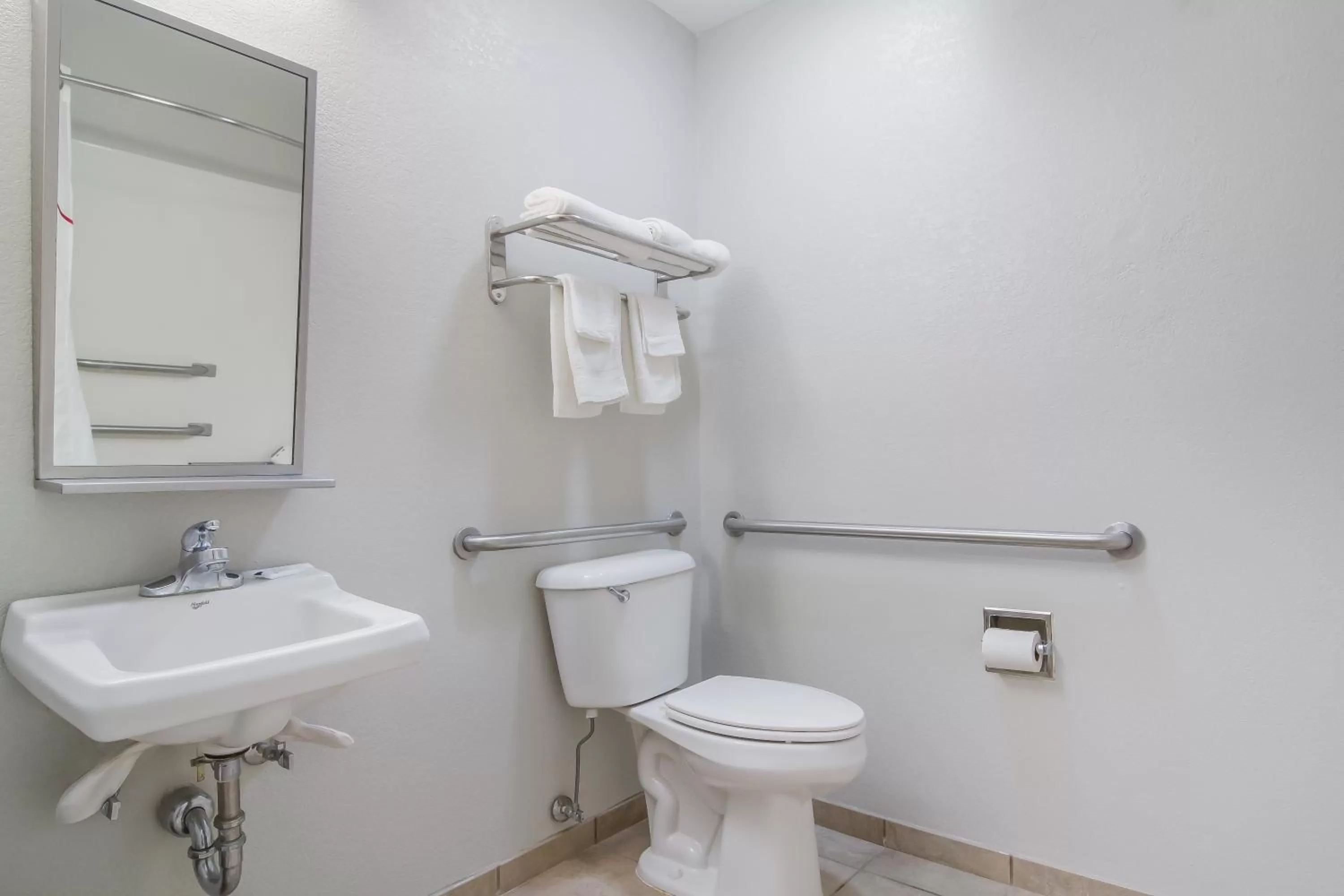 Bathroom in Red Roof Inn I-95 North Brunswick Darien