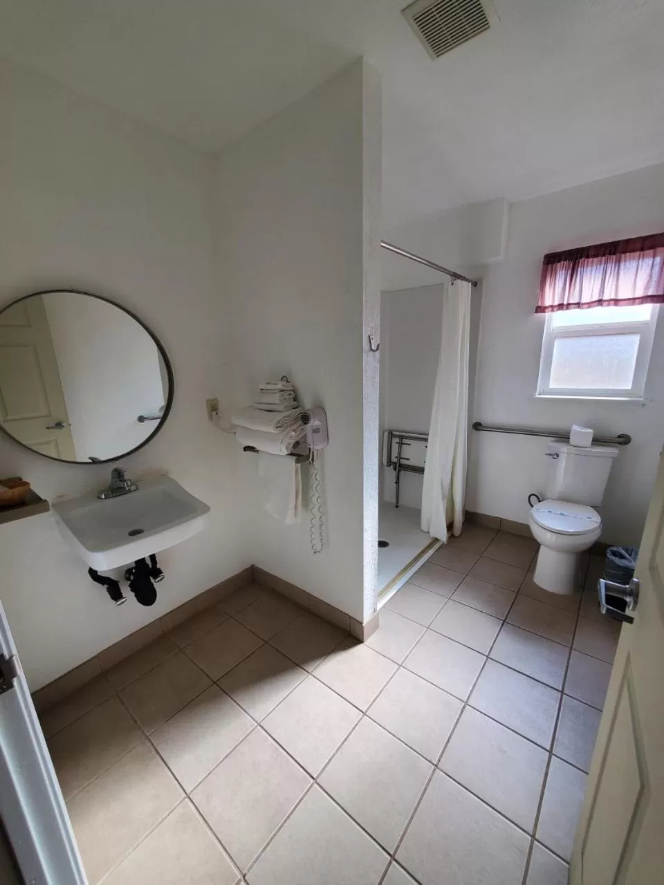 Bathroom in Bluebird Day Inn & Suites