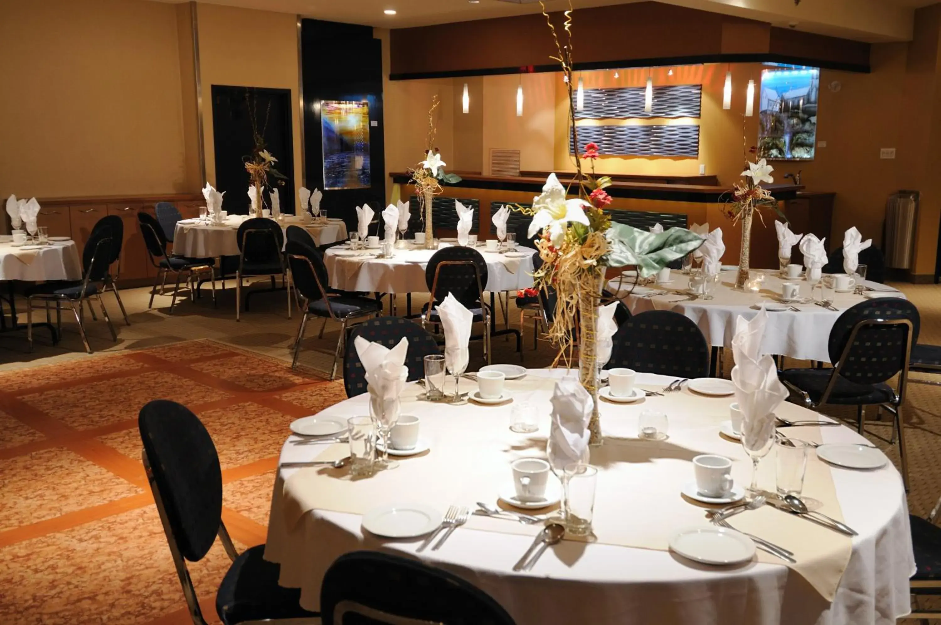 Banquet/Function facilities, Restaurant/Places to Eat in La Sagueneenne - Hotel et Centre de Congres