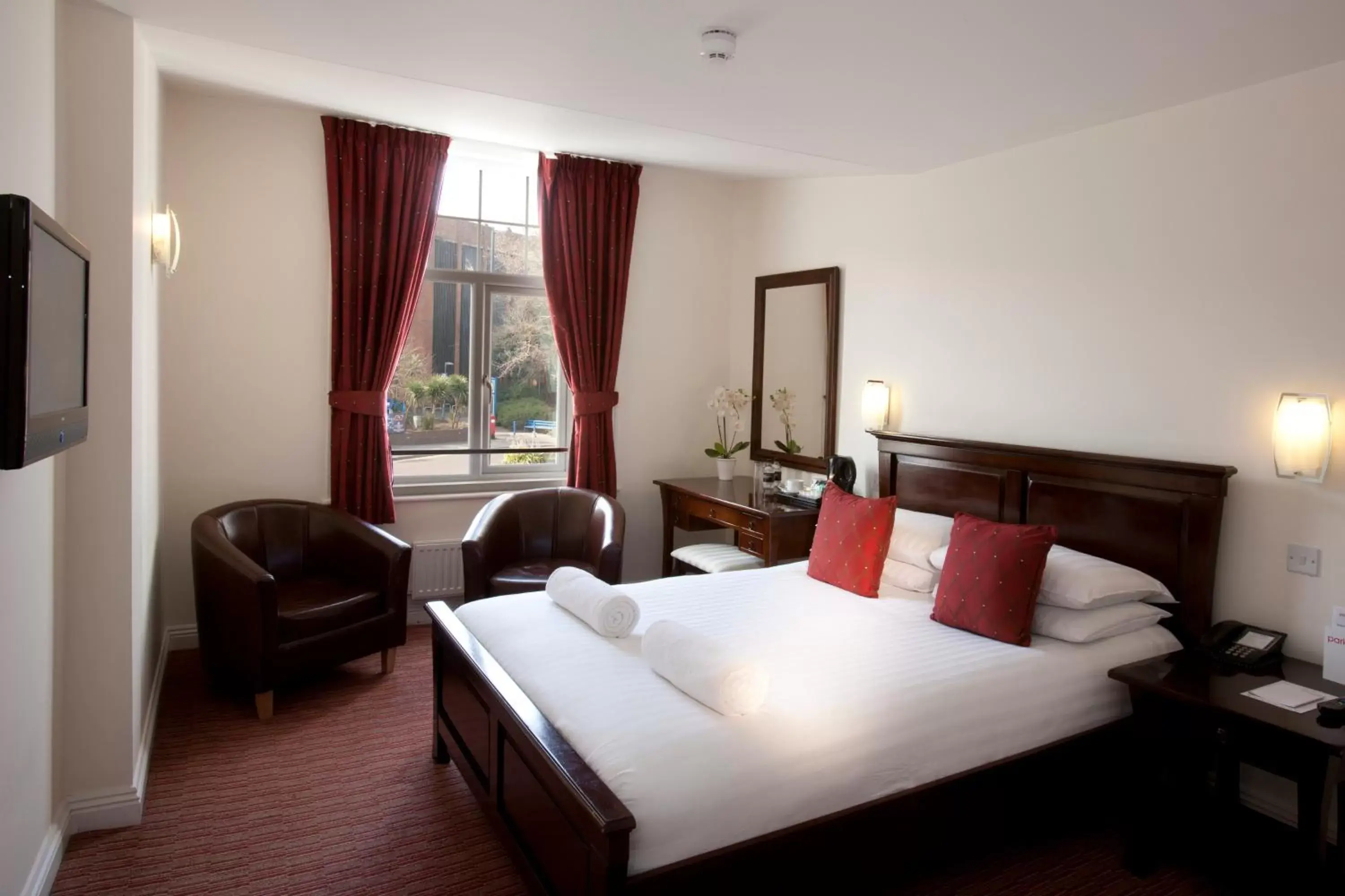 Photo of the whole room, Bed in Park Central Hotel