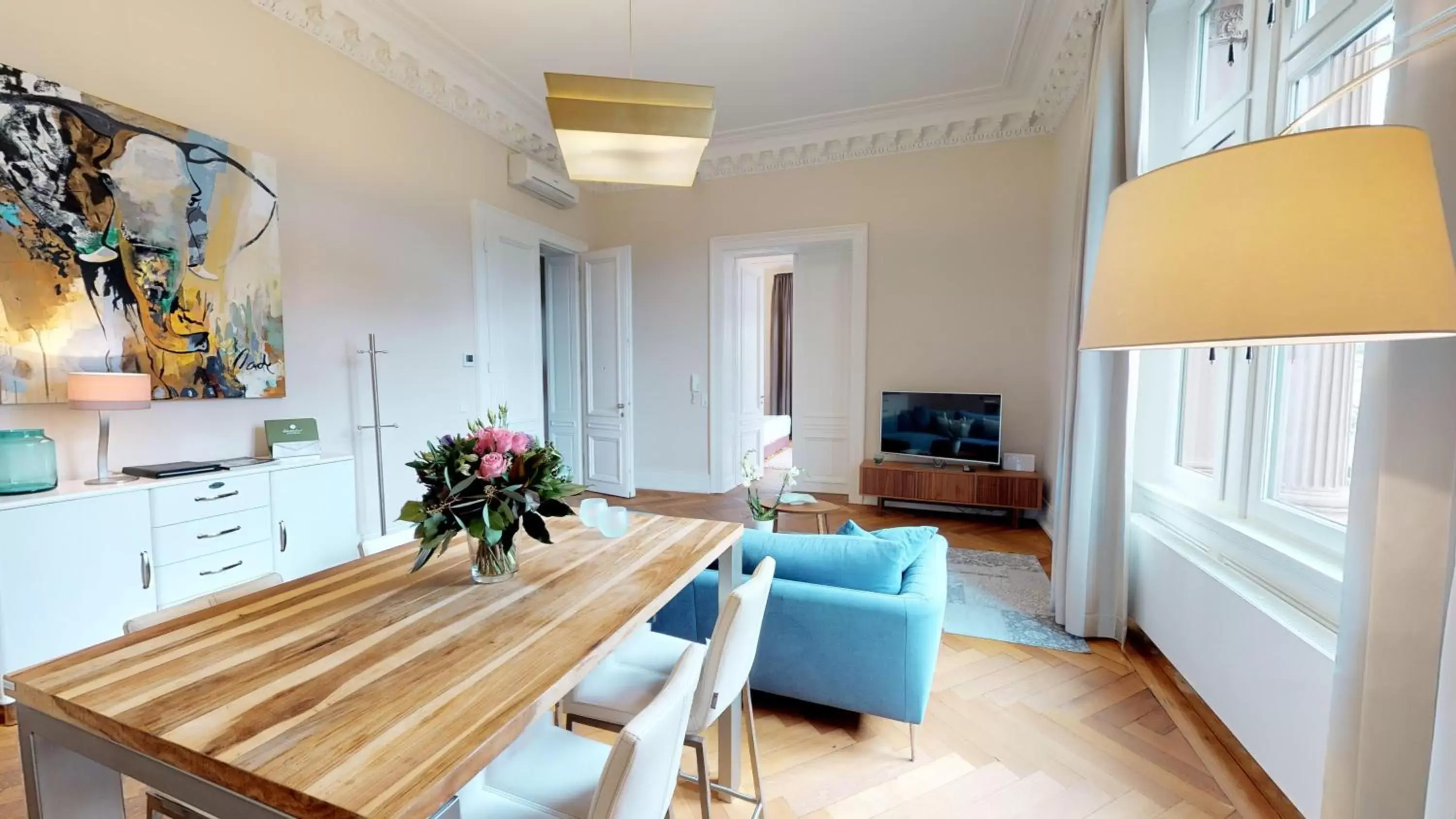 Living room, Dining Area in Hotel Oranien Wiesbaden