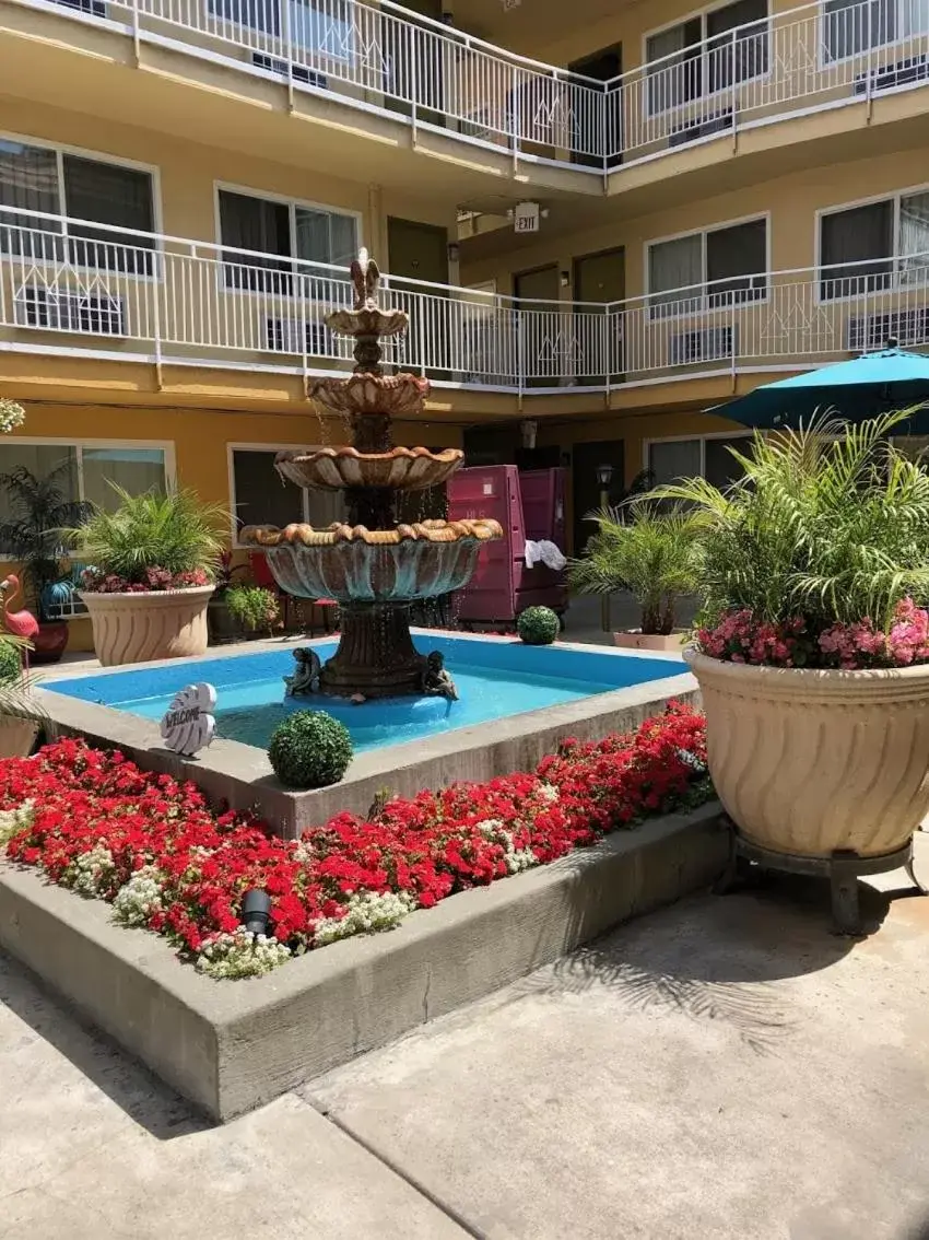 Swimming Pool in Imperial Inn Oakland