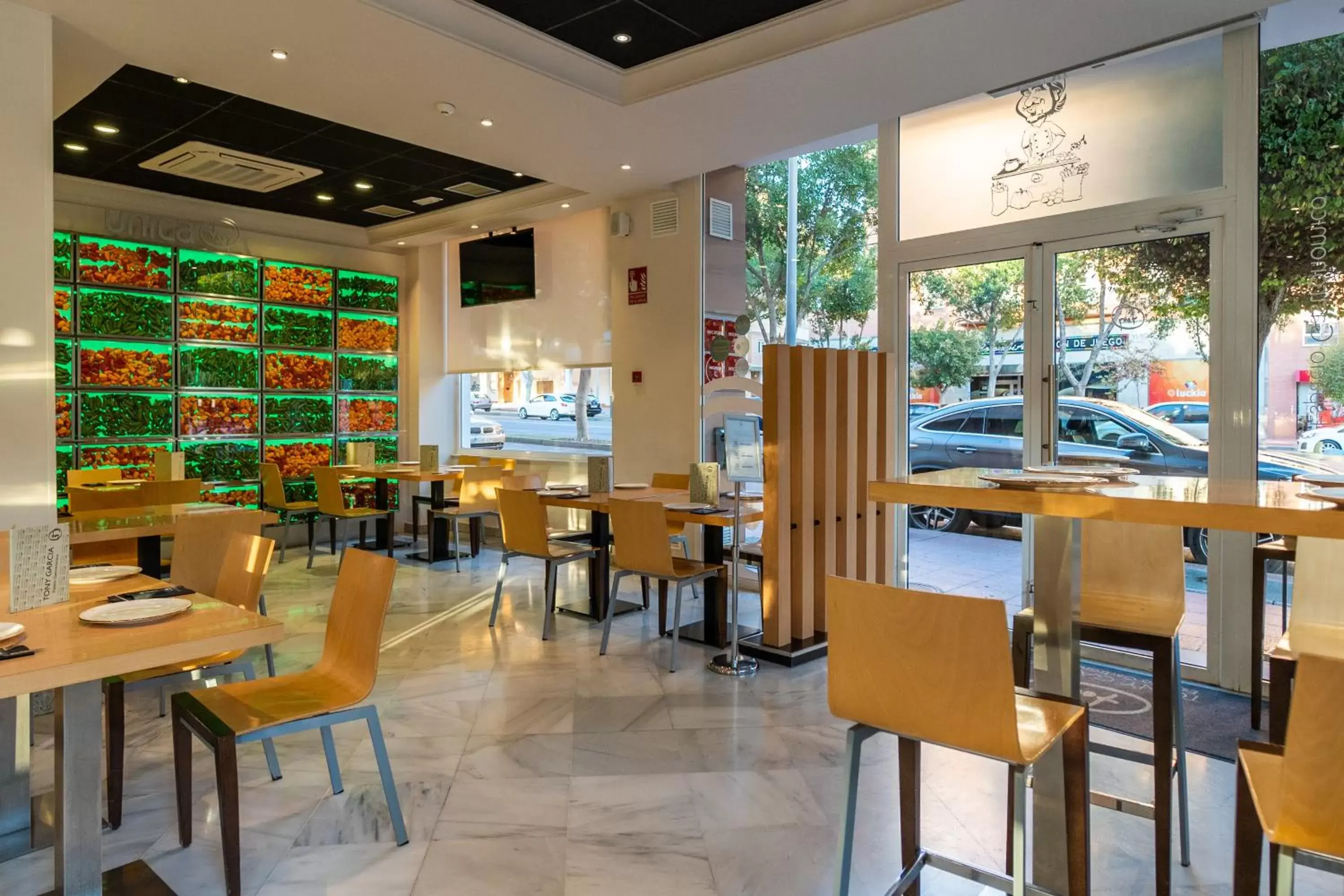 Restaurant/Places to Eat in Avenida Hotel