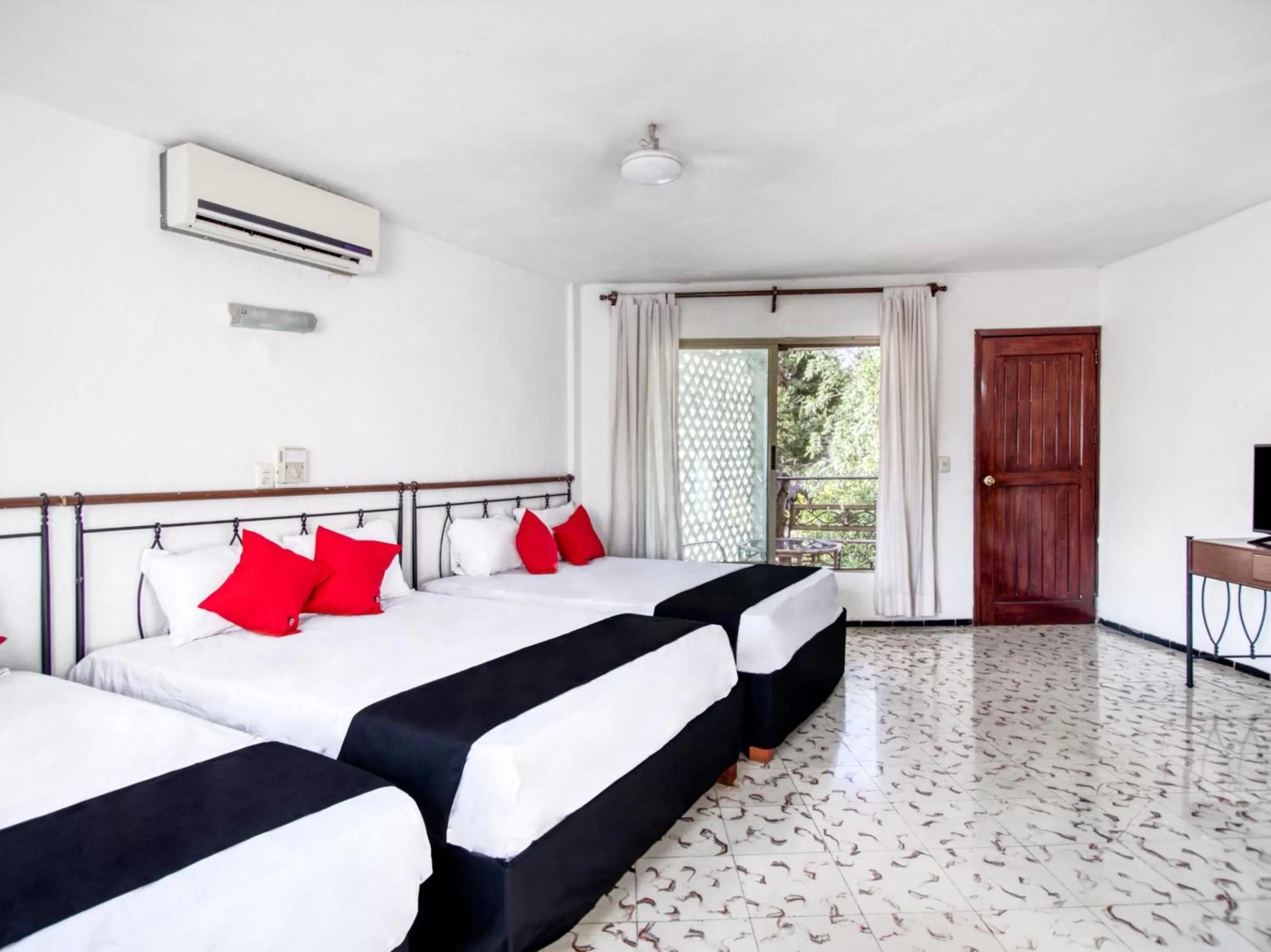 Bedroom, Bed in Hotel San Carlos