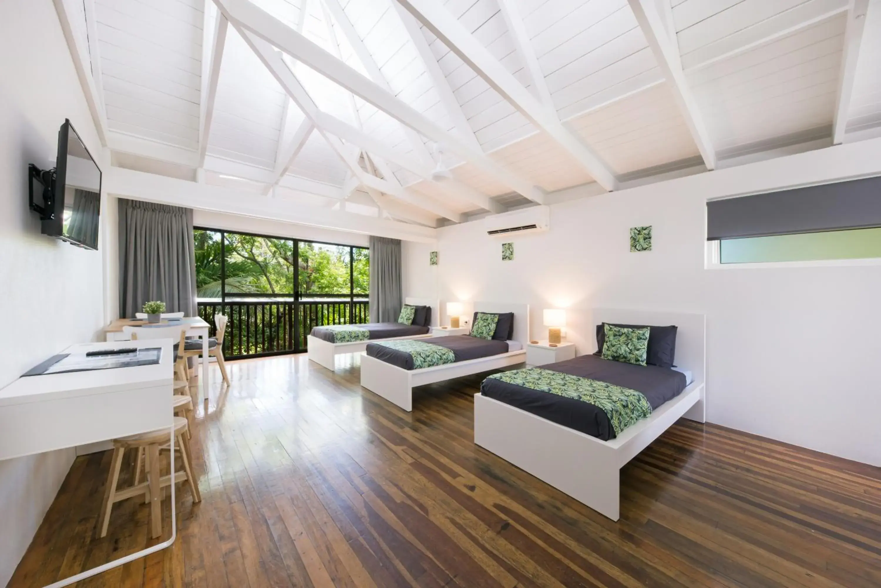 Bed, Seating Area in Airlie Beach Magnums - Adults Only