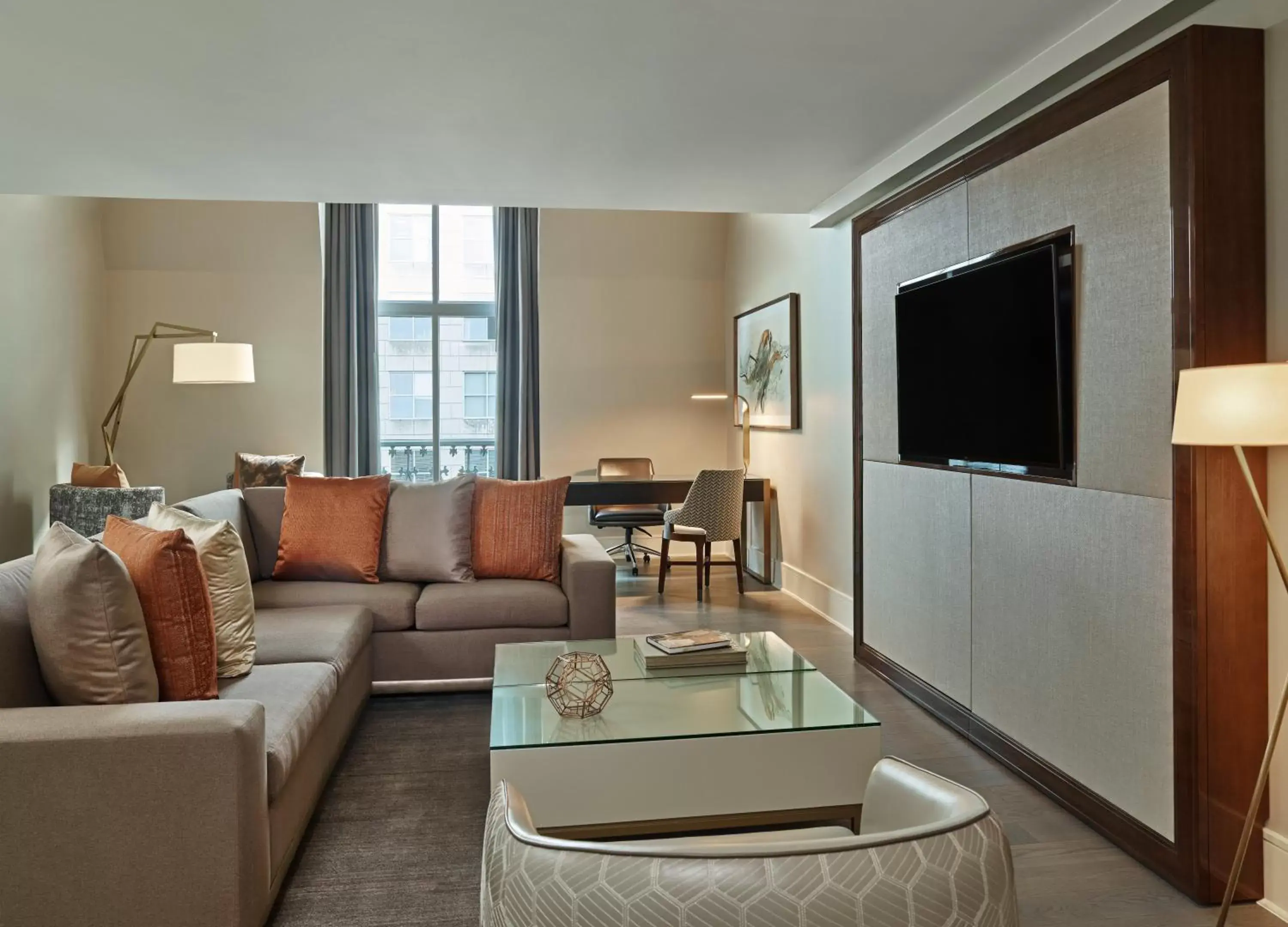 Living room, Seating Area in Hotel Crescent Court