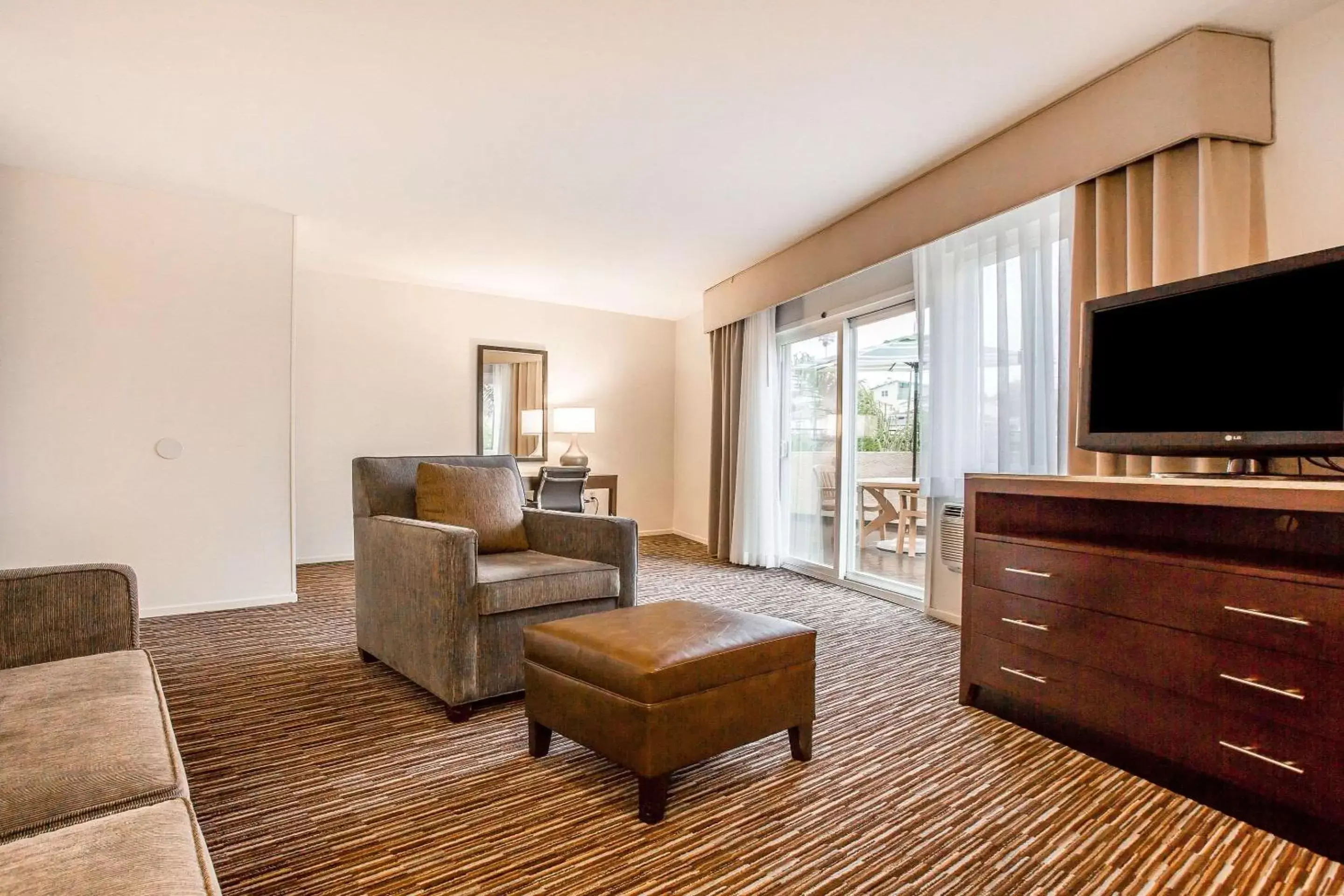 Photo of the whole room, Seating Area in Quality Inn & Suites Hermosa Beach