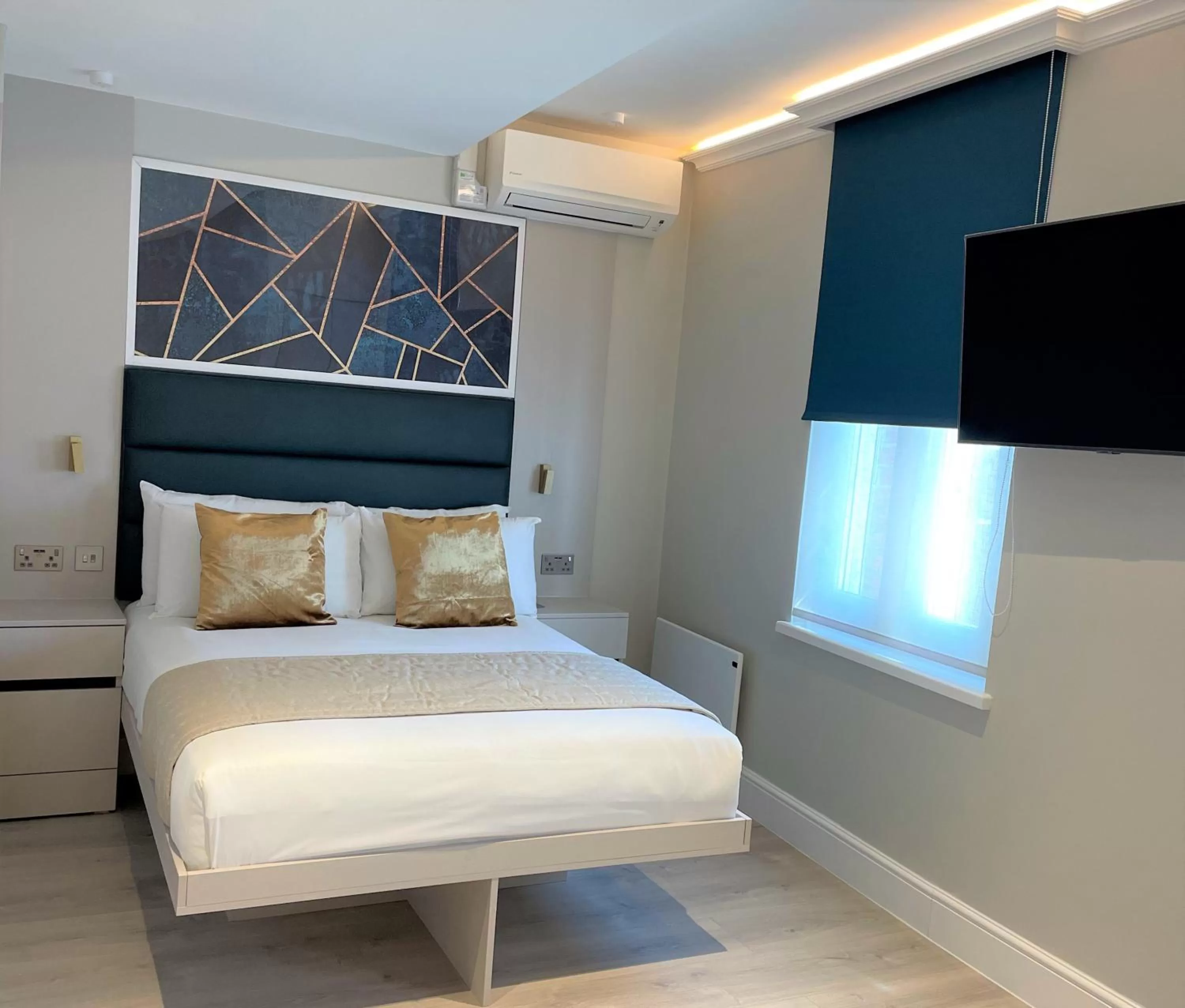 Photo of the whole room in West End Lane II