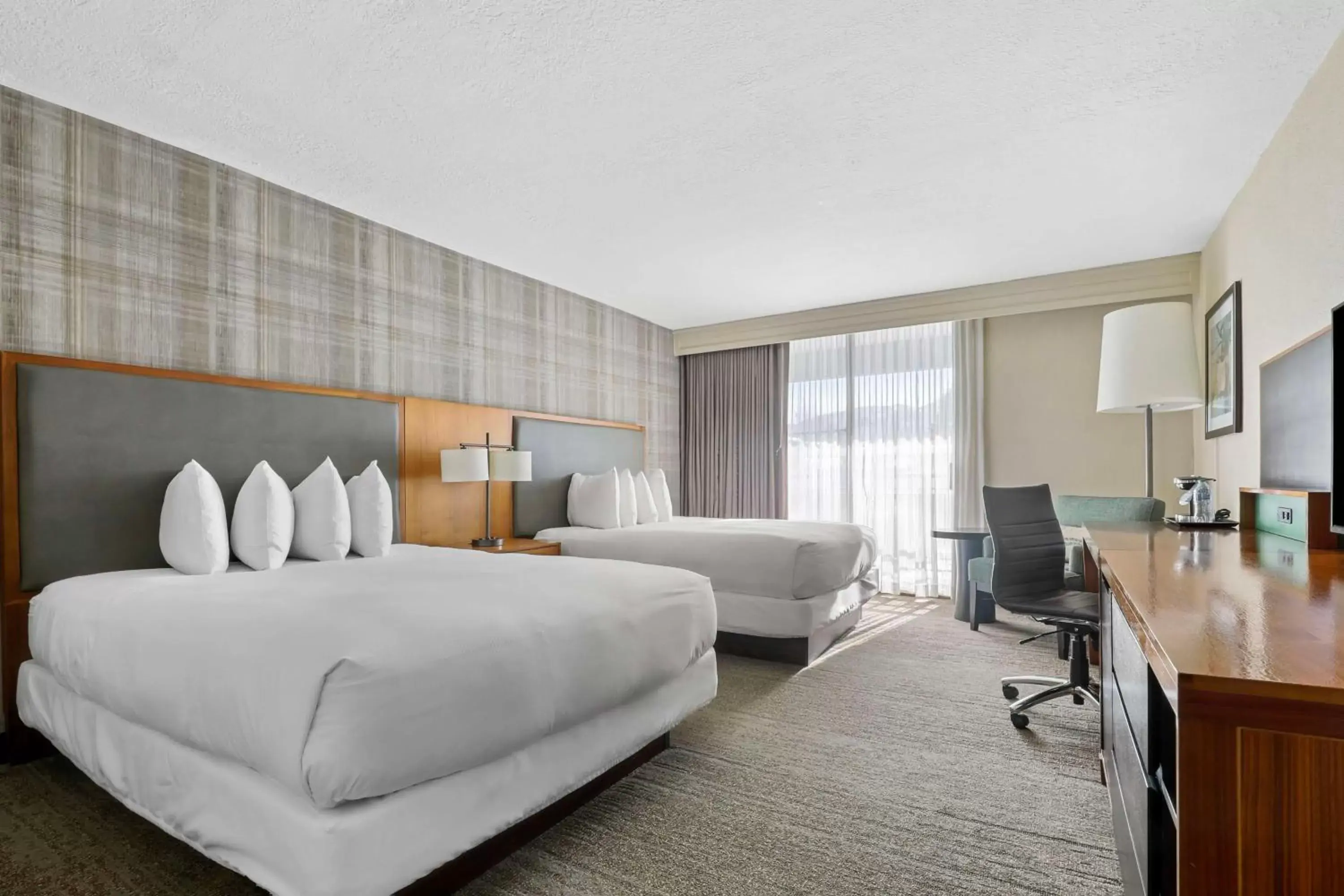 Bed in DoubleTree by Hilton Park City - The Yarrow