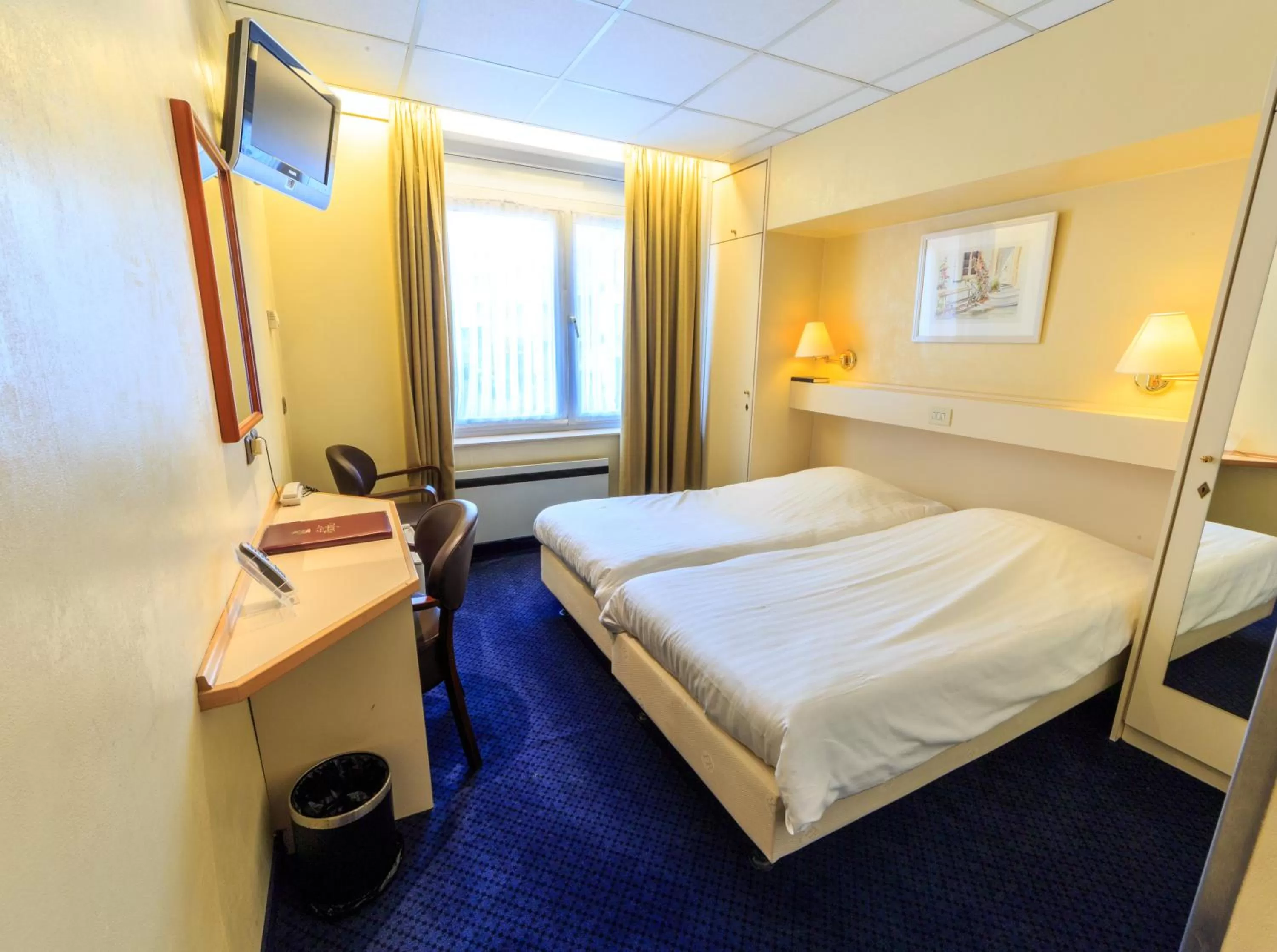 Photo of the whole room, Bed in Hotel Pacific