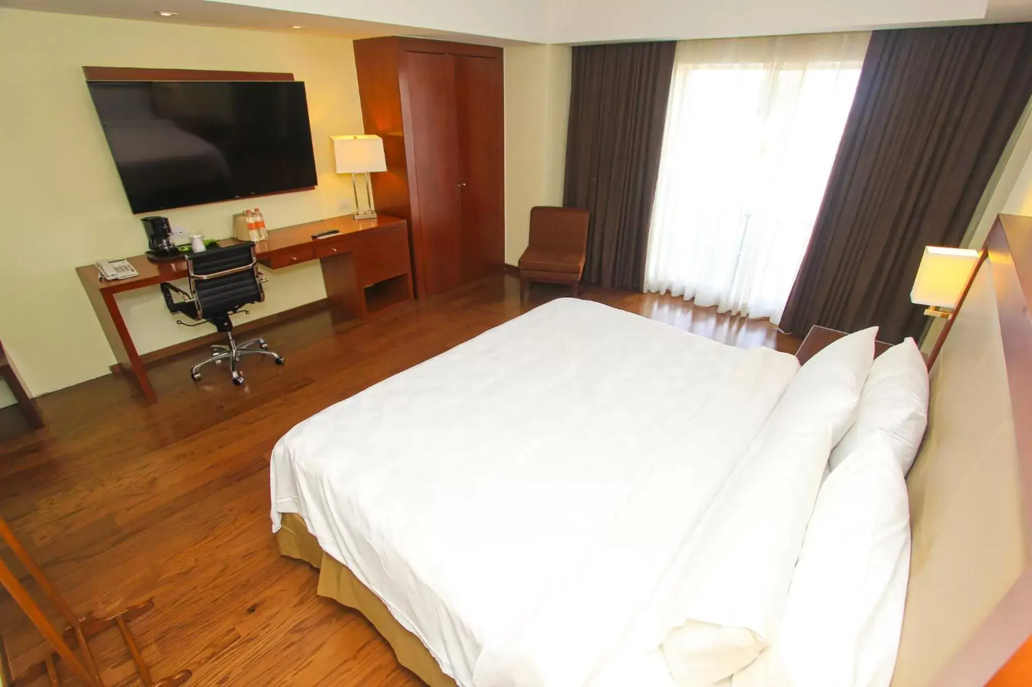 Photo of the whole room, Bed in Holiday Inn Leon, an IHG Hotel