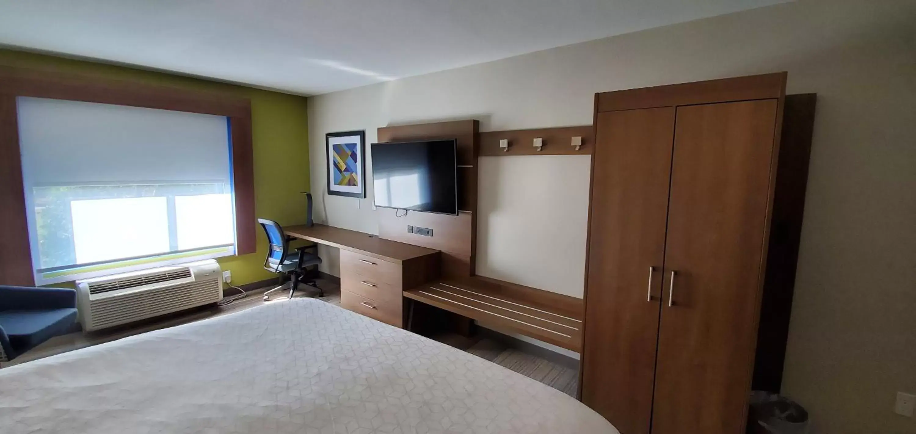Photo of the whole room, TV/Entertainment Center in Holiday Inn Express Hotel & Suites Kinston, an IHG Hotel