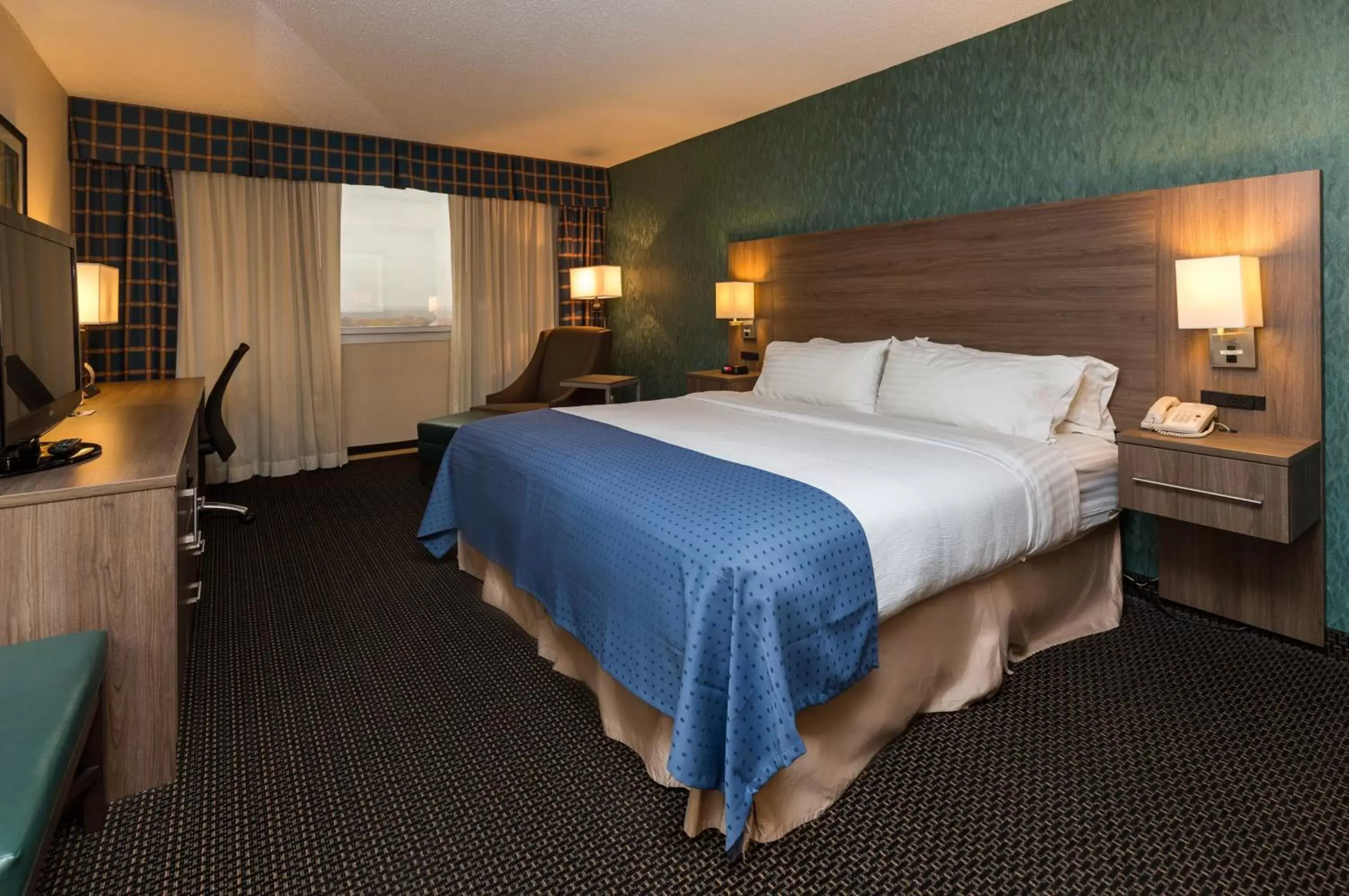 Photo of the whole room, Bed in Holiday Inn Des Moines-Downtown-Mercy Campus, an IHG Hotel