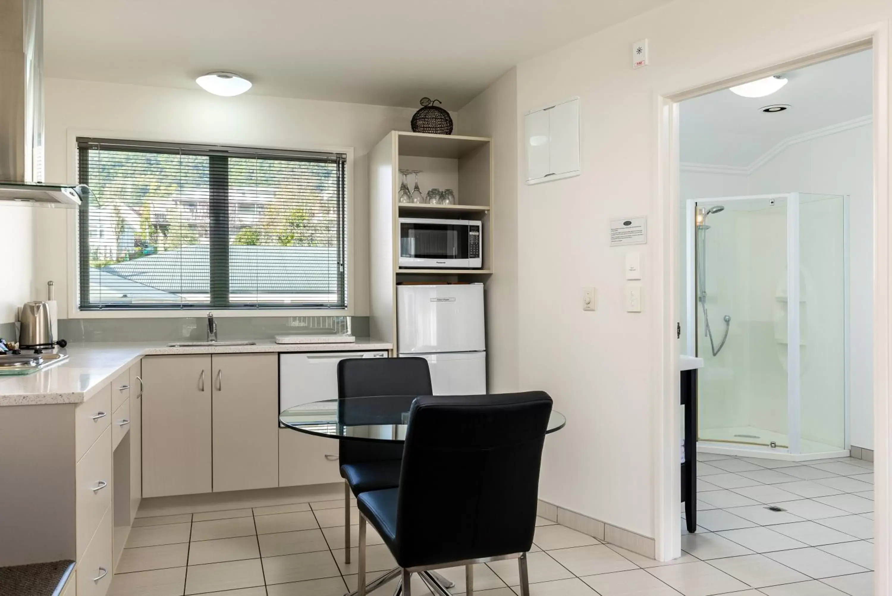 Kitchen/Kitchenette in Jasmine Court Motel