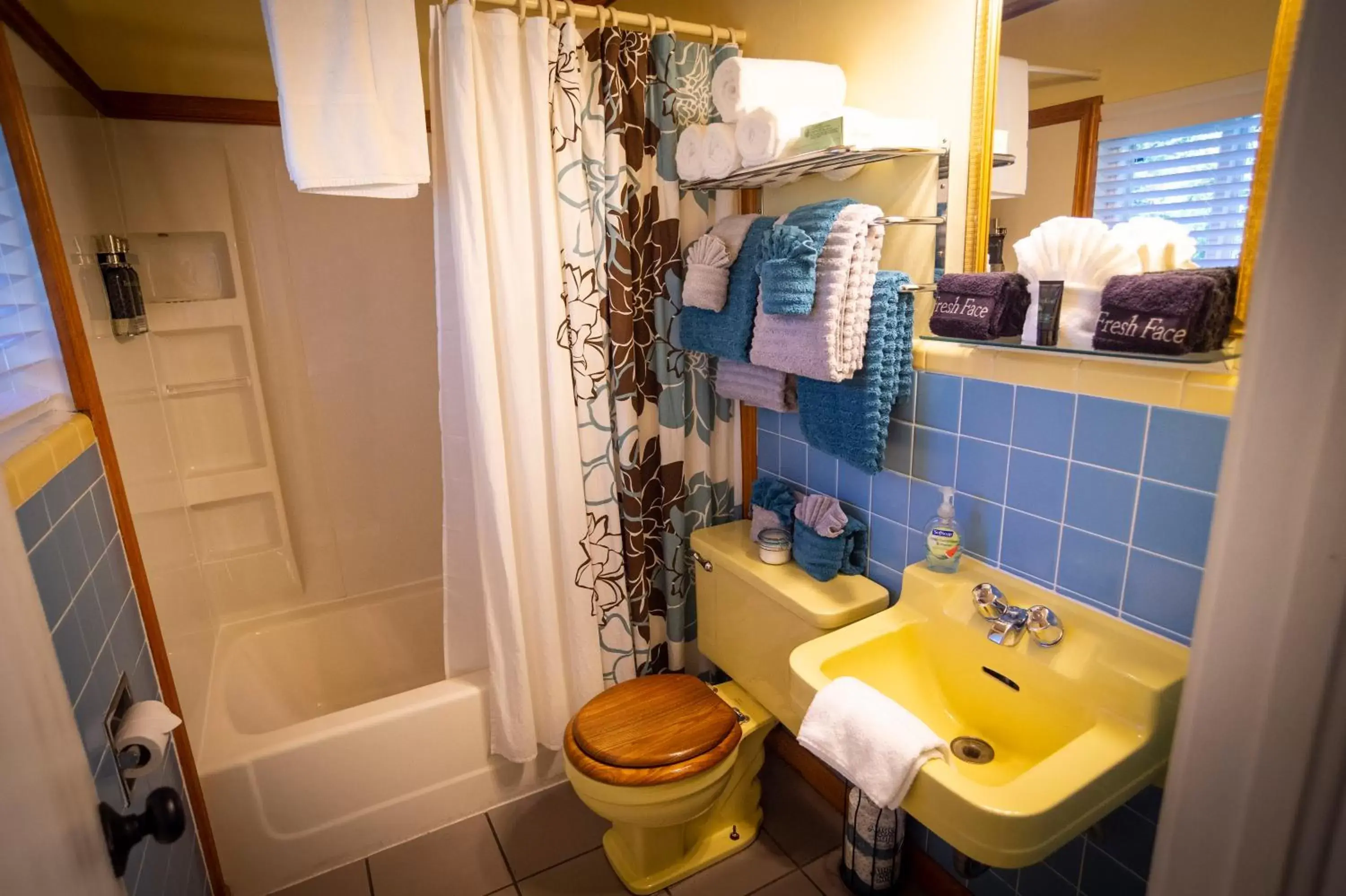 Bathroom in Sherwood Court Cottages