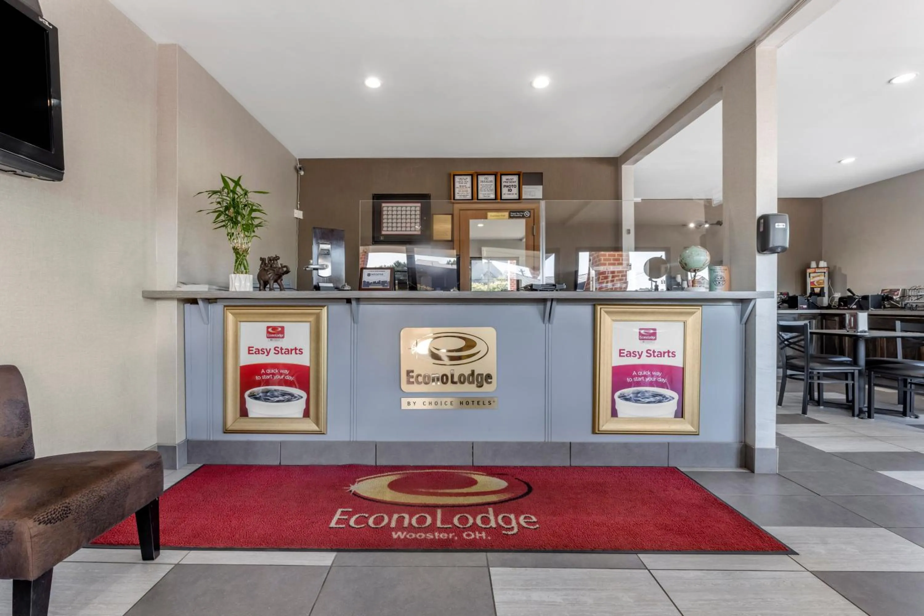 Seating area in Econo Lodge Wooster