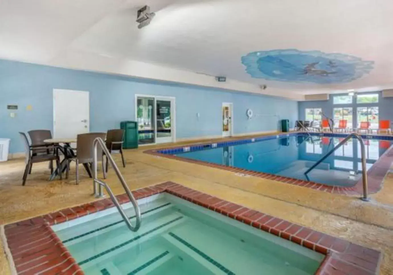 Swimming Pool in Comfort Suites At Rivergate Mall