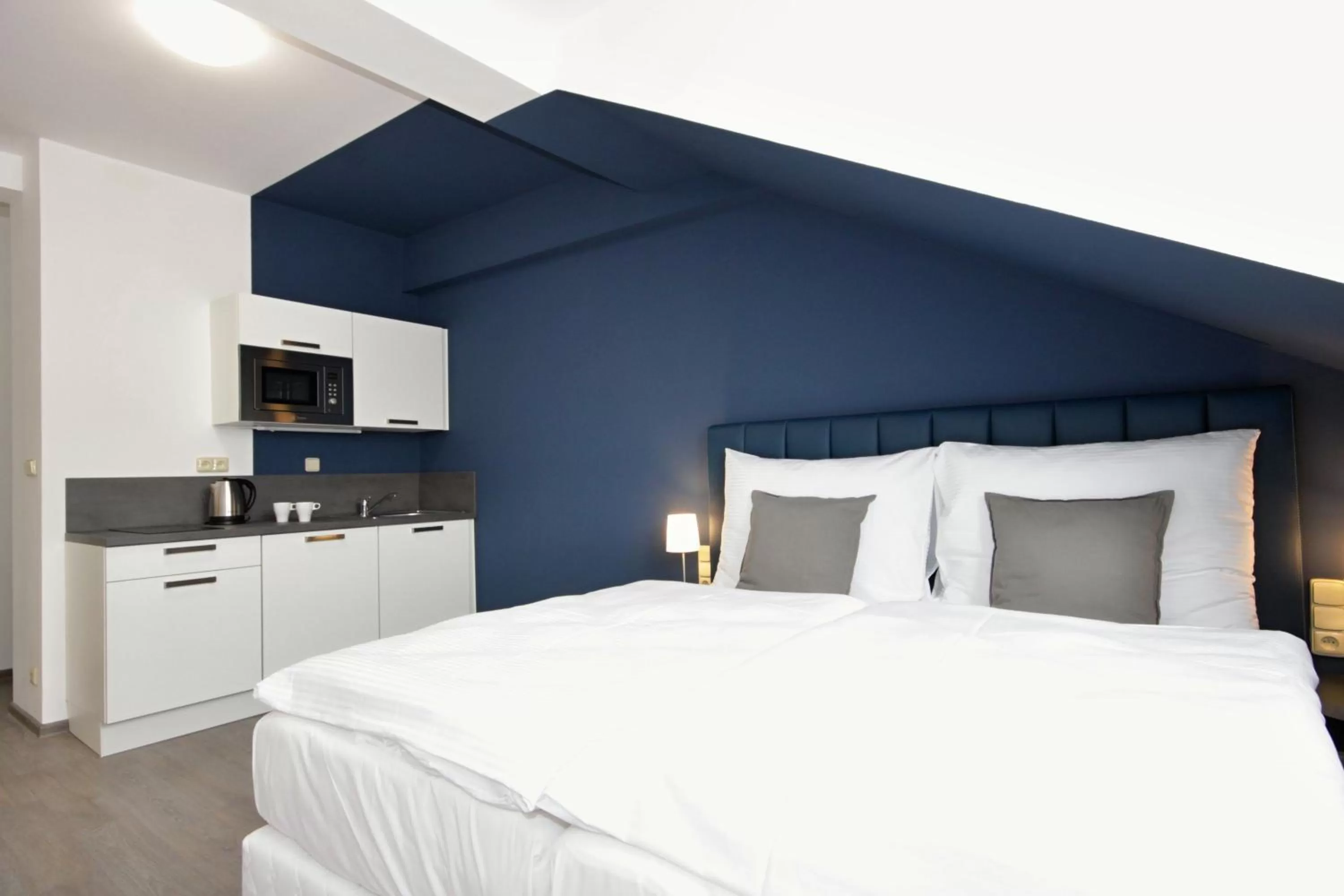 Kitchen or kitchenette, Bed in Alveo Suites