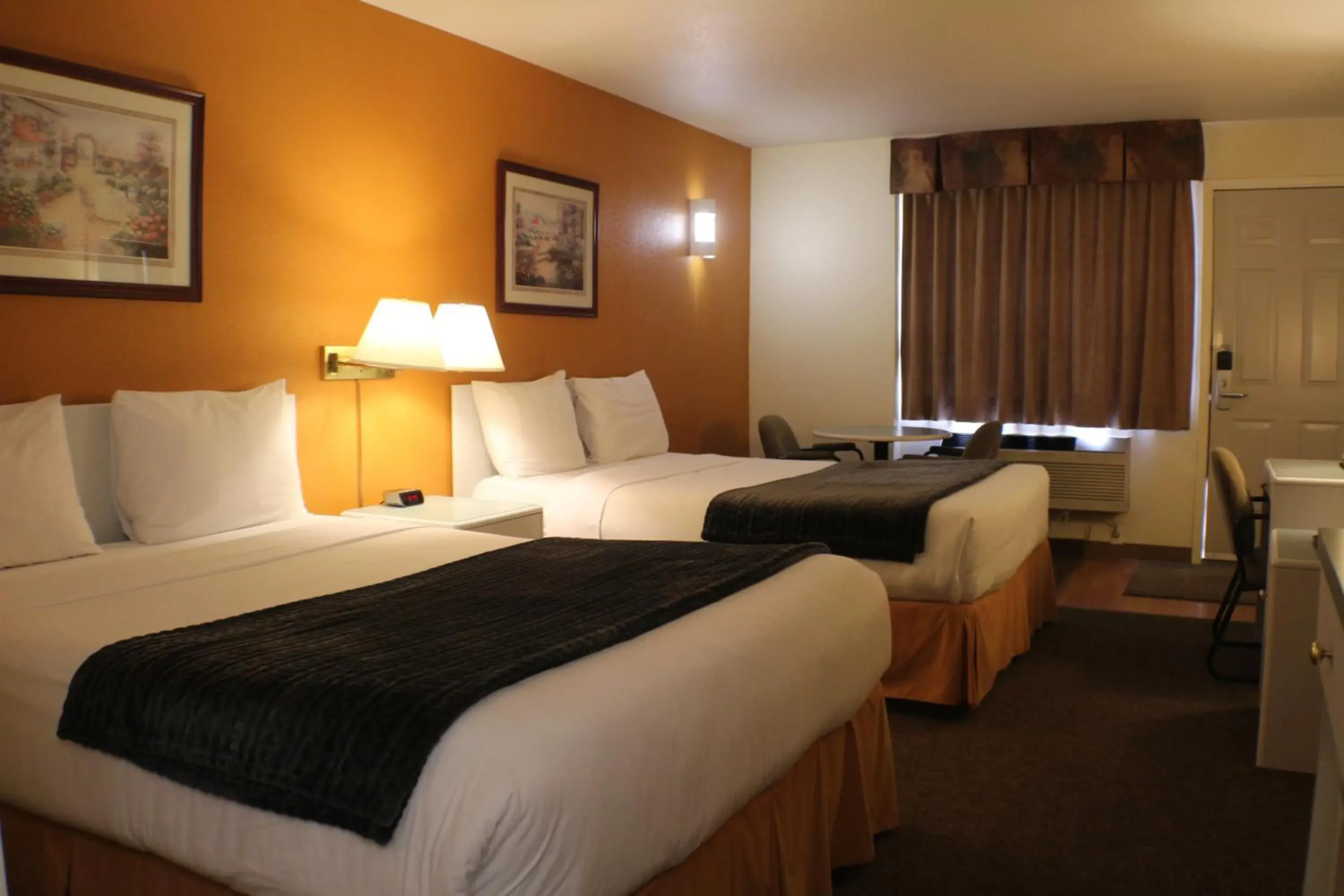 Photo of the whole room, Bed in R&R Inn & Suites
