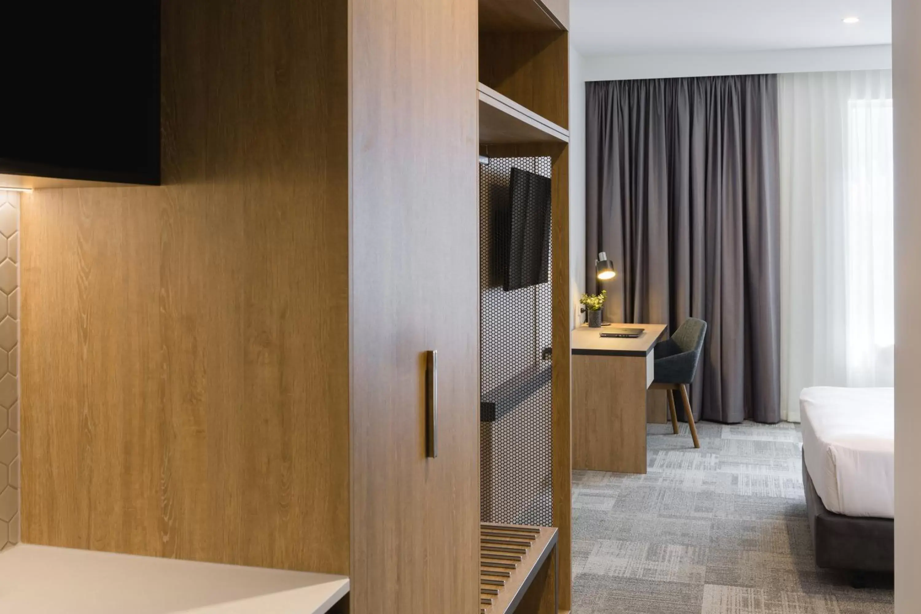 Bedroom, TV/Entertainment Center in Ingot Hotel Perth, Ascend Hotel Collection