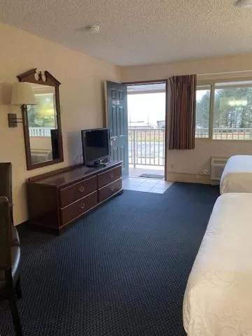 Photo of the whole room, Bed in AmeriCoast Inn