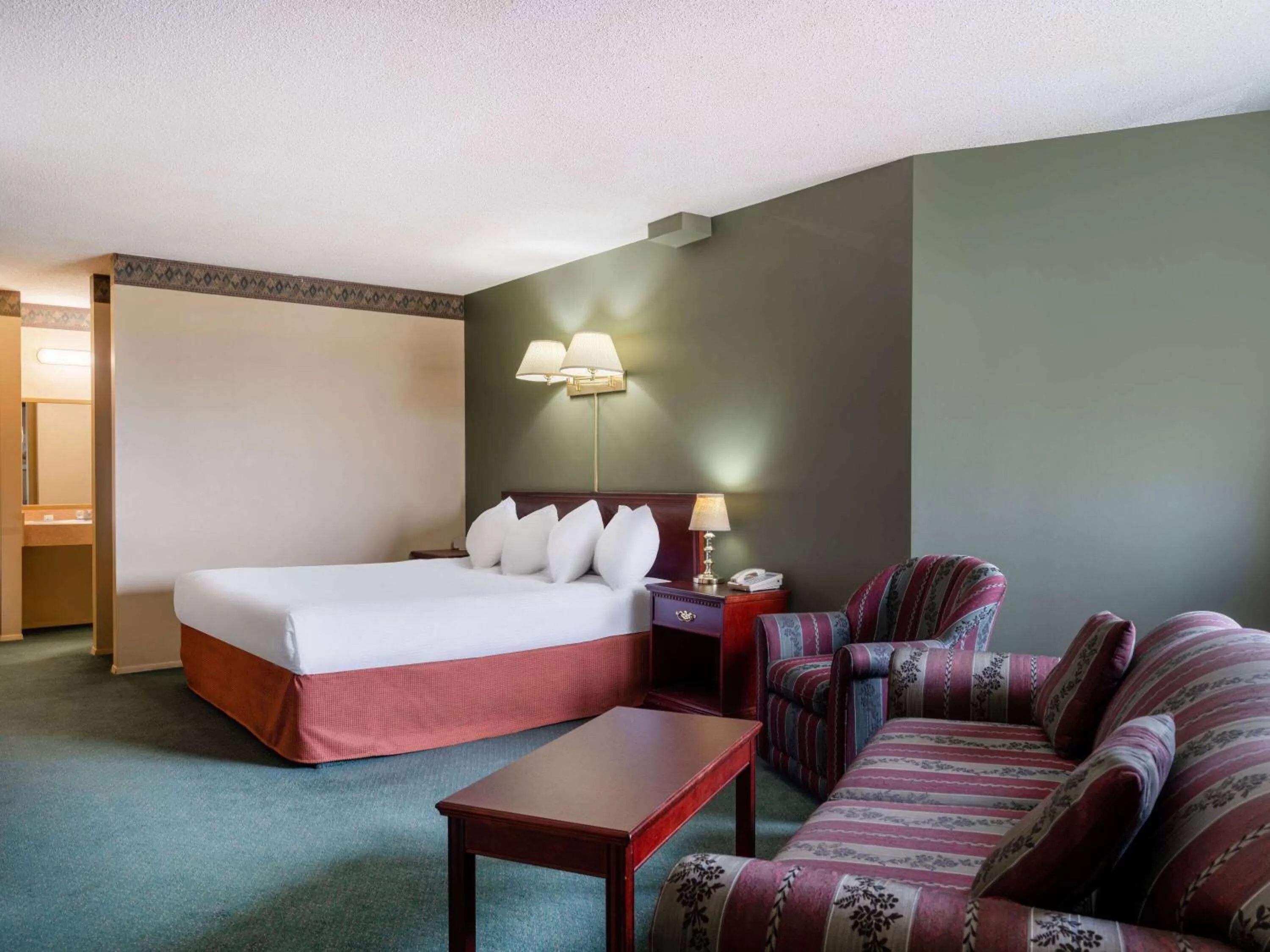 Photo of the whole room, Bed in Travelodge by Wyndham Lacombe