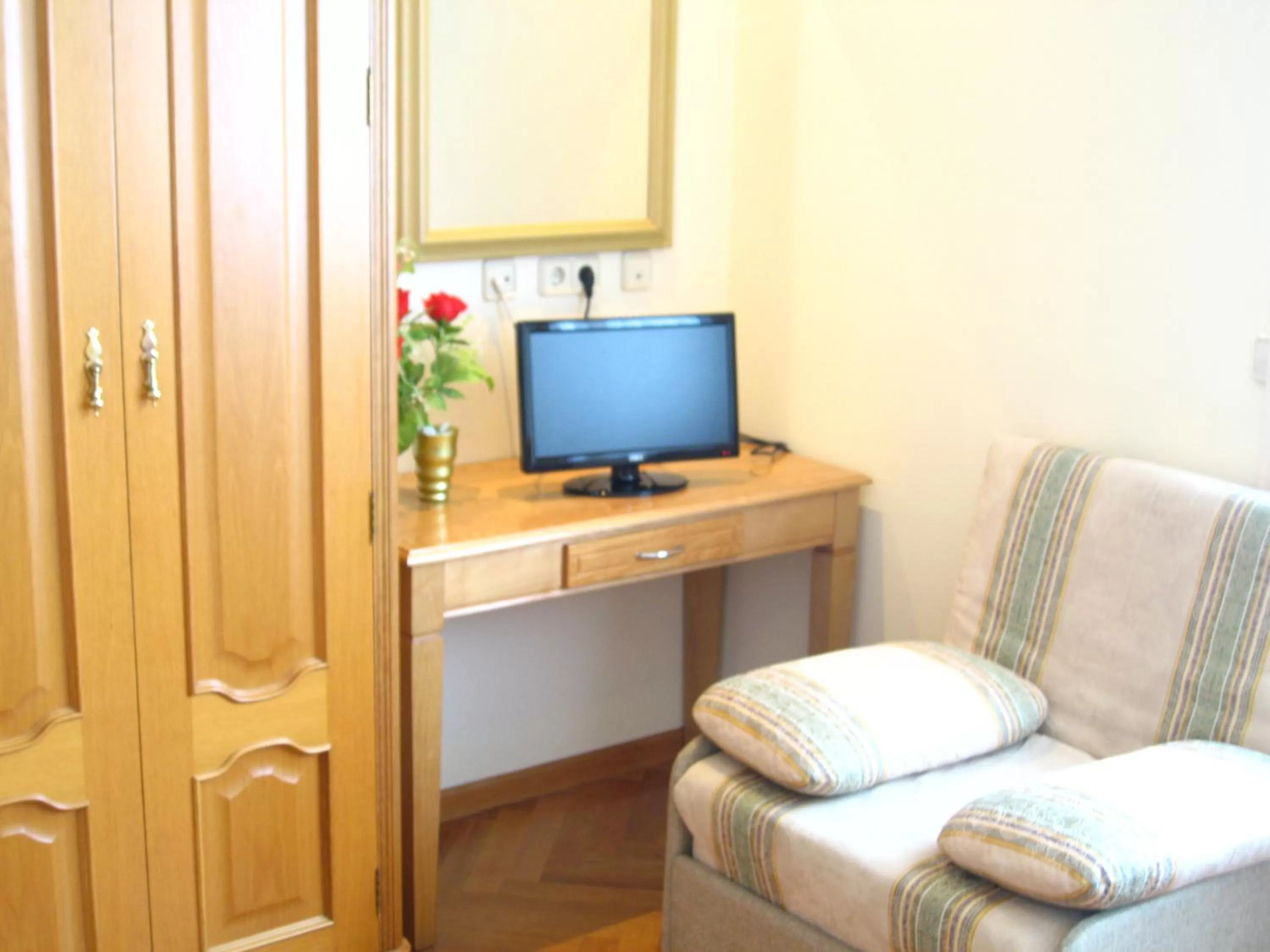 Photo of the whole room in Hotel Cristal 2