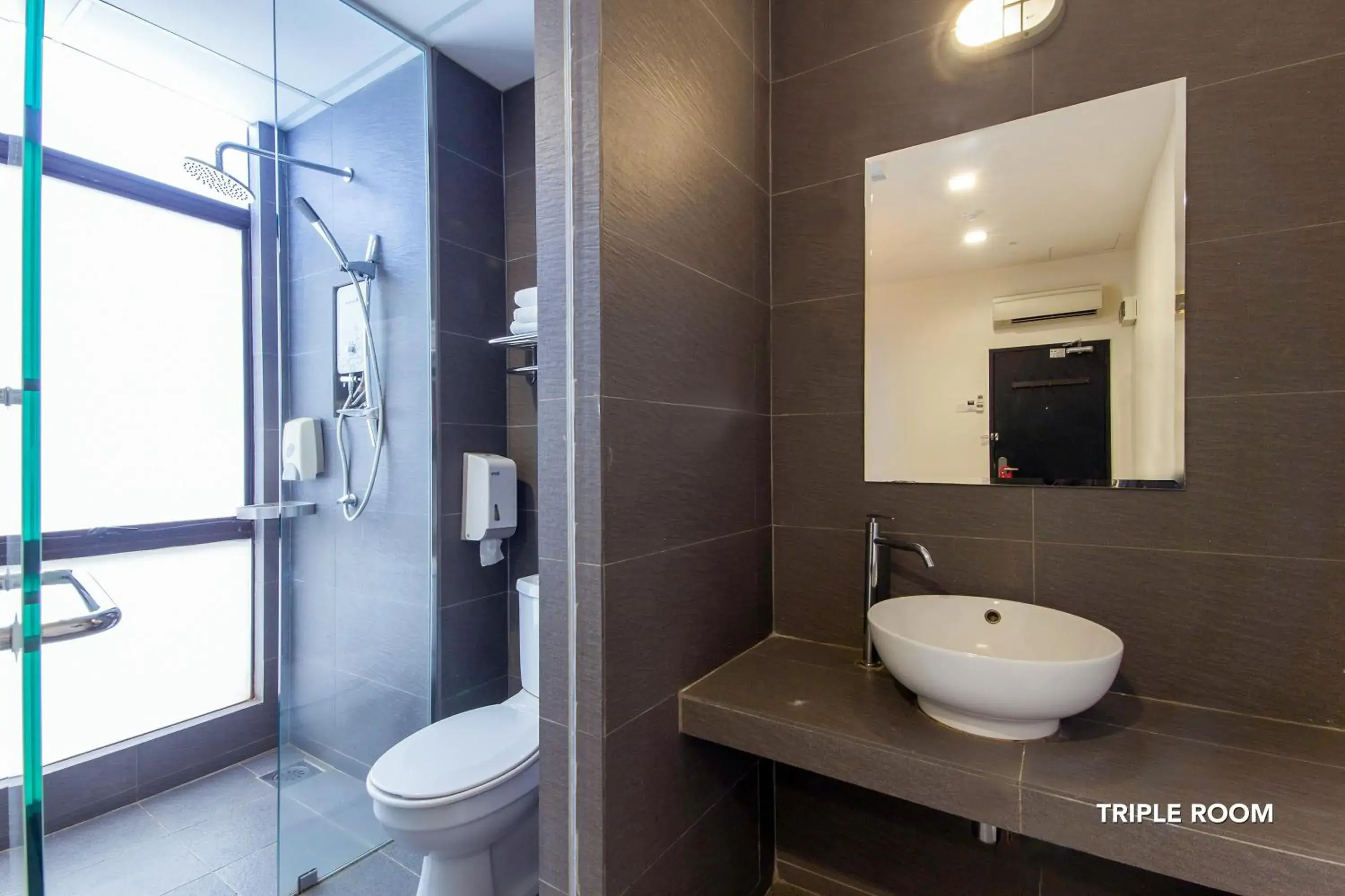 Shower, Bathroom in Ceria Hotel