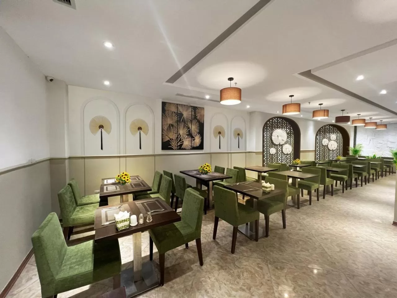Restaurant/places to eat in Skylark Hotel